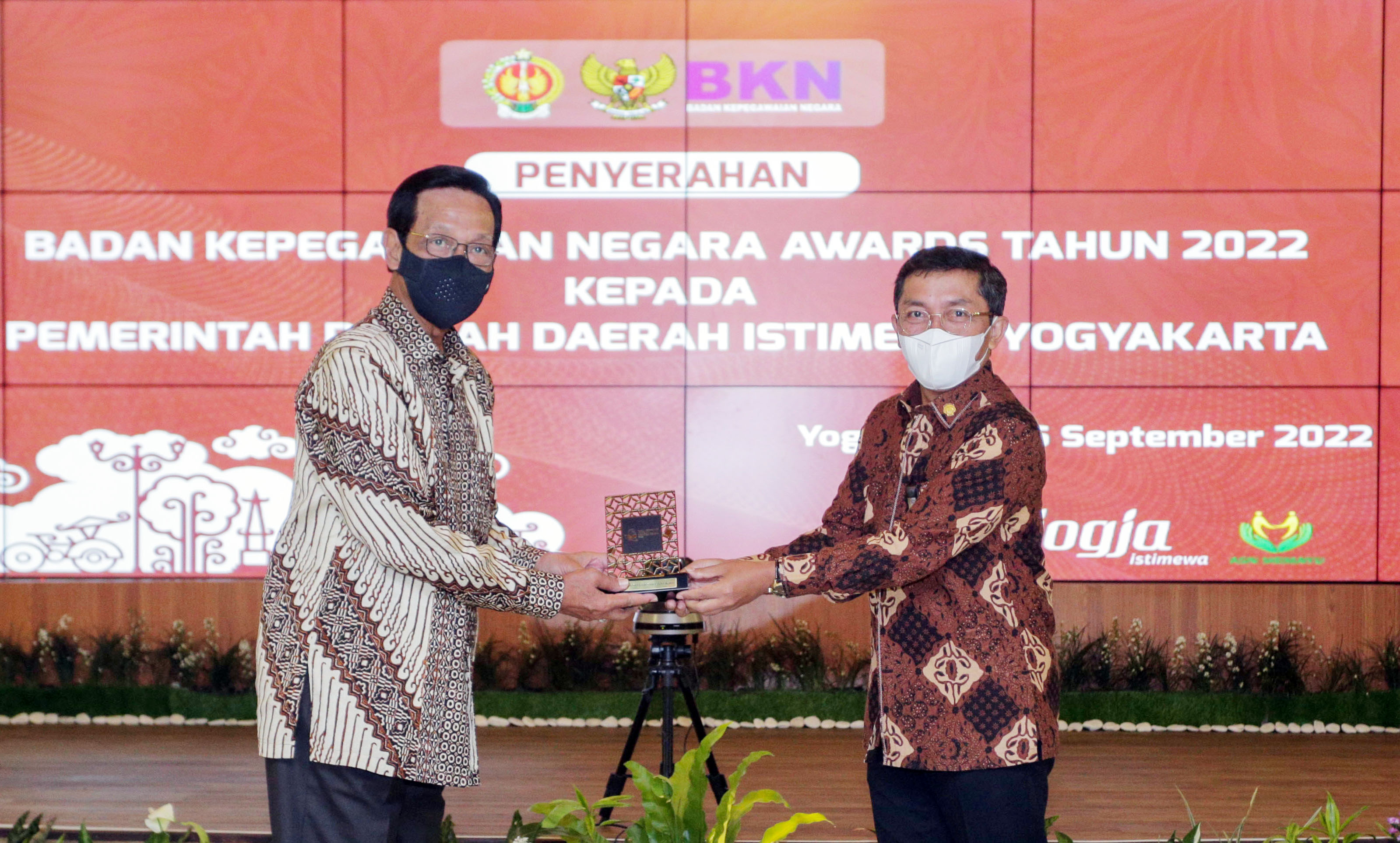 Gubernur DIY Sri Sultan Hamengku Buwono X, menerima kunjungan Wakil Kepala Badan Kepegawaian Negara Supranawa Yusuf, berserta rombongan di Gedhong Pracimosono, Kompleks Kepatihan, Yogyakarta, pada Selasa (06/09)