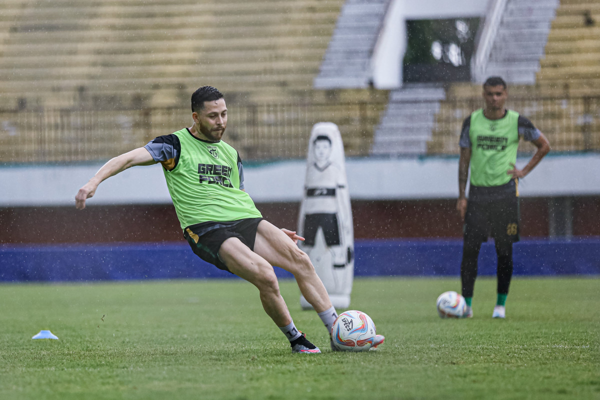 Robson Duarte saat sesi latihan game. (Persebaya)