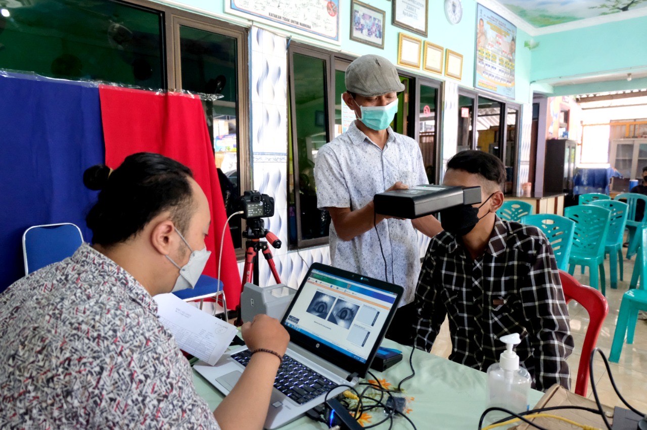 Pemkot Surabaya melalui Dinas Kependudukan dan Pencatatan Sipil  mengerahkan 4 armada kendaraan roda tiga untuk menjangkau perekaman KTP elektronik (KTP-el) di perkampungan. 