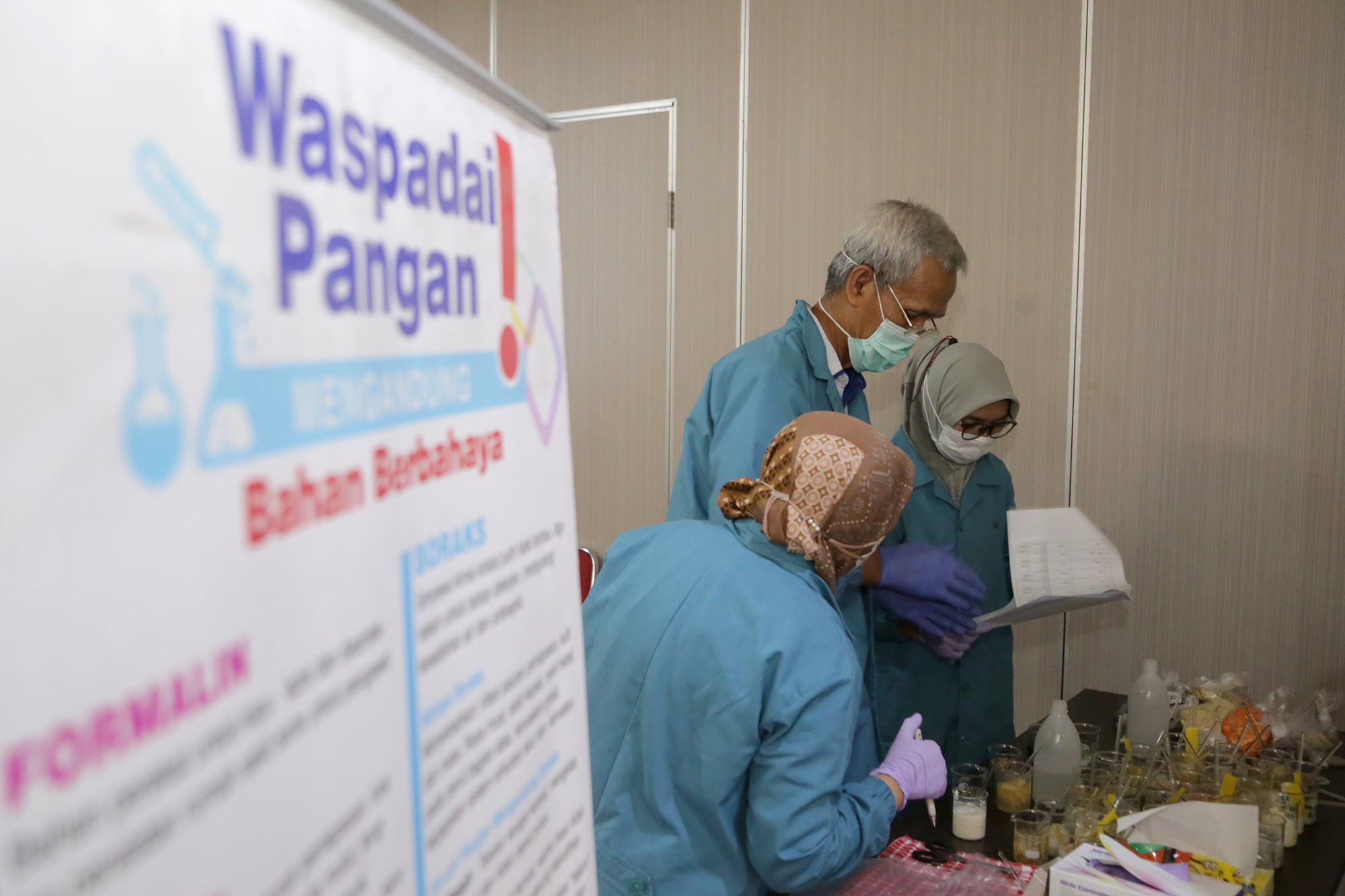  Besar Pengawasan Obat dan Makanan (BBPOM) Kota Surabaya, menggelar sosialisasi dan pengecekan sampel makanan terhadap 100 pedagang Sentra Wisata Kuliner (SWK). Sosialisasi tersebut, digelar di Convention Hall lantai 4 Gedung Siola, Kamis (2/10/2023)