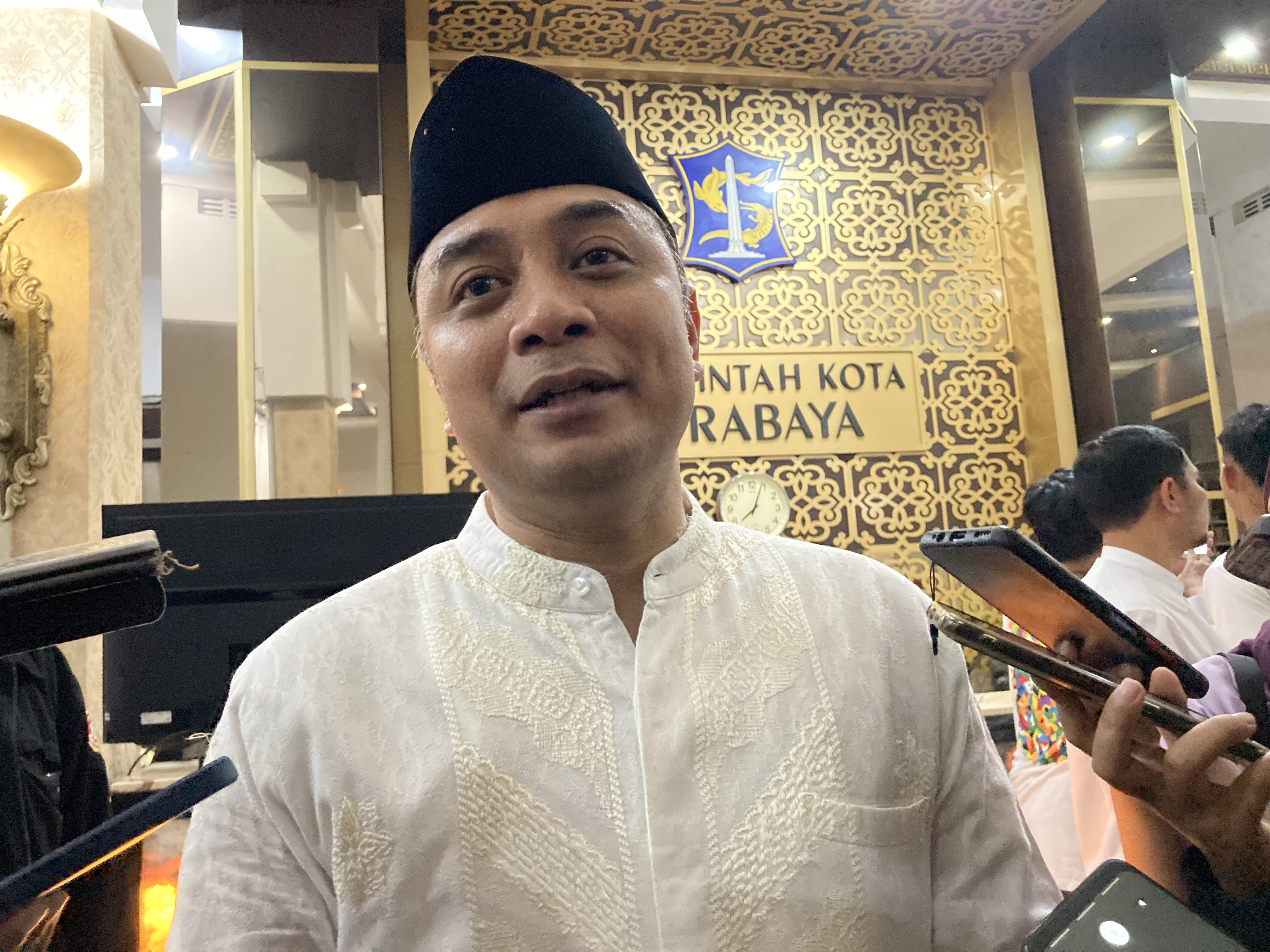 Pemerintah Kota menggerakkan Kader Surabaya Hebat (KSH) di seluruh kelurahan dan kecamatan untuk mencegah Demam Berdarah Dengue (DBD). 