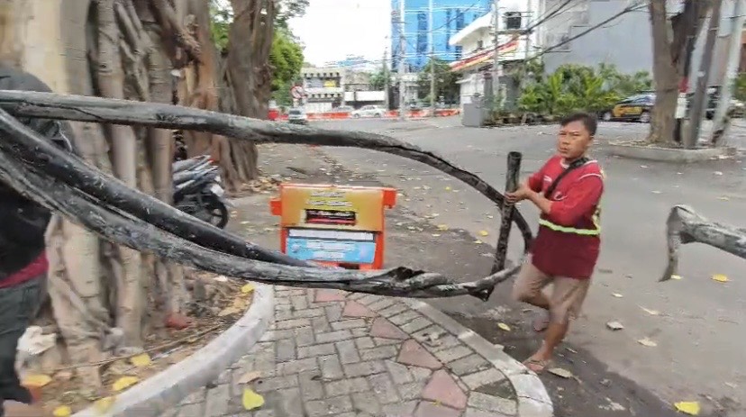 Pemkot Surabaya kembali melakukan penelusuran intensif di saluran air kawasan Jalan Kedungdoro hingga Jalan Embong Malang pada Minggu (1/12/2024).
