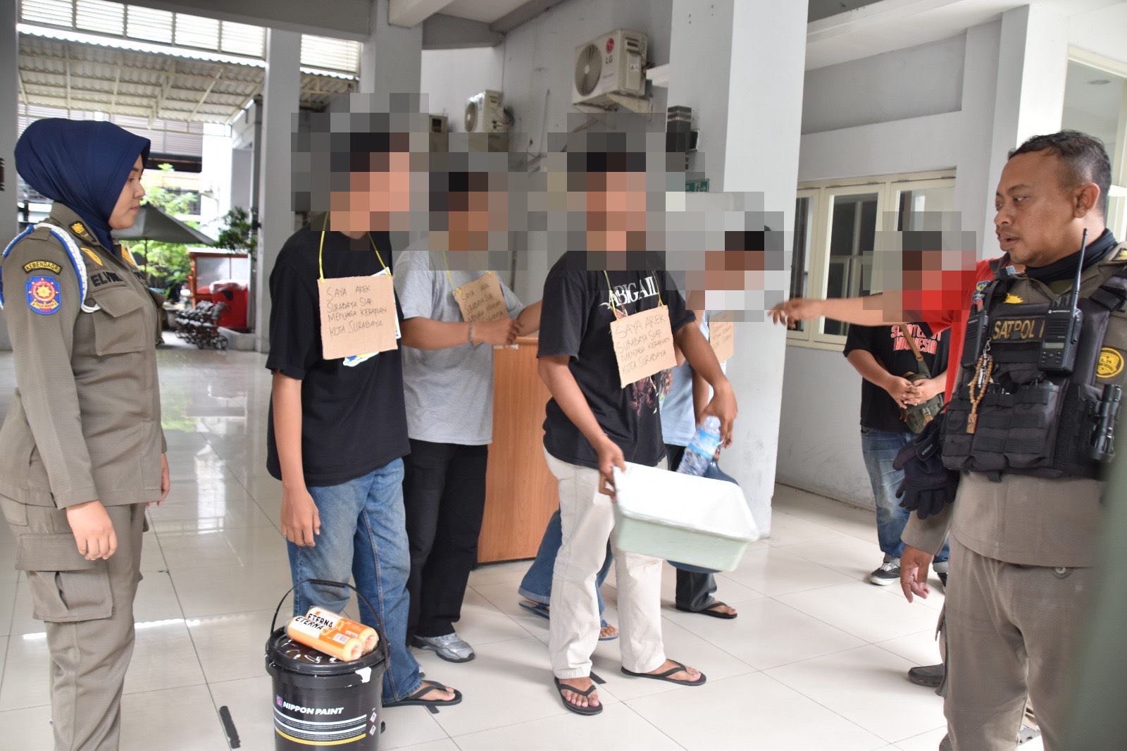Pemerintah Kota Surabaya melalui Satpol PP kembali bertindak tegas terhadap aksi vandalisme. Para pelaku langsung diamankan dan dibawa ke Kantor Satpol PP Surabaya untuk pendataan dan pembinaan