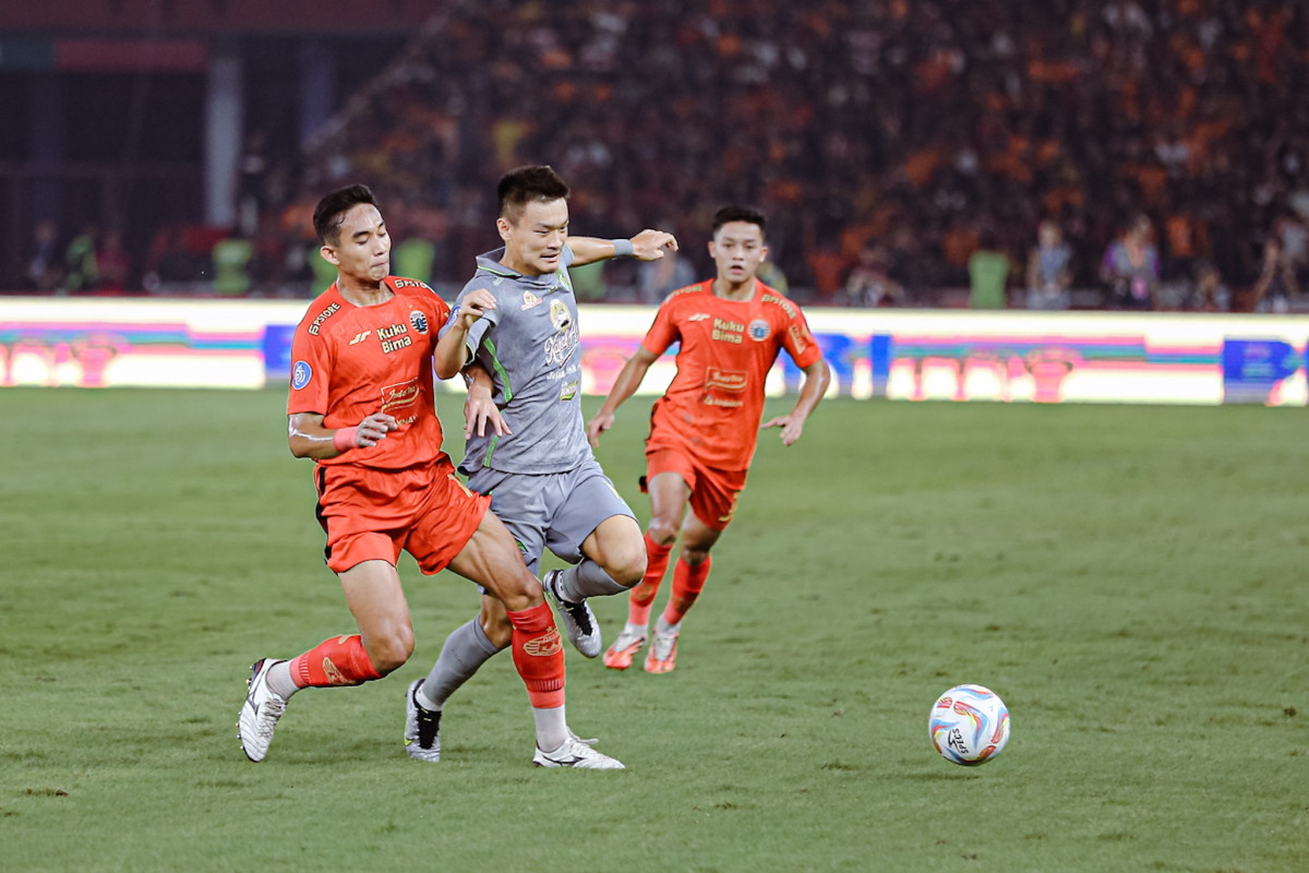 Sho Yamamoto dilanggar oleh pemain bertahan Persija, Rizky Ridho. (Persebaya)