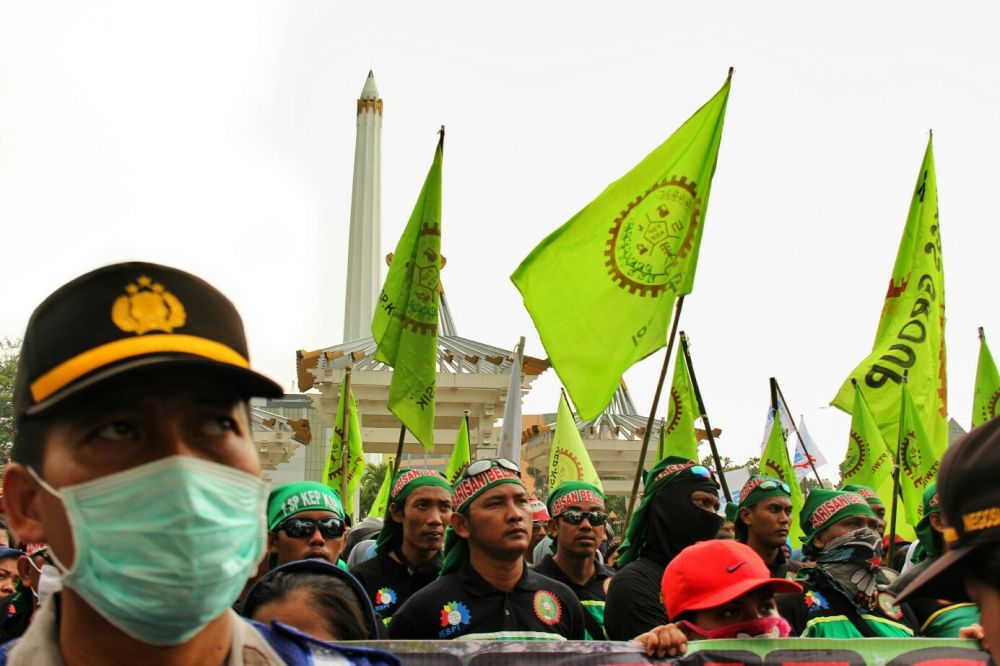 Unjuk rasa buruh di depan Kantor Gubernur Jawa Timur di Surabaya (Foto: HMP/Anton)
