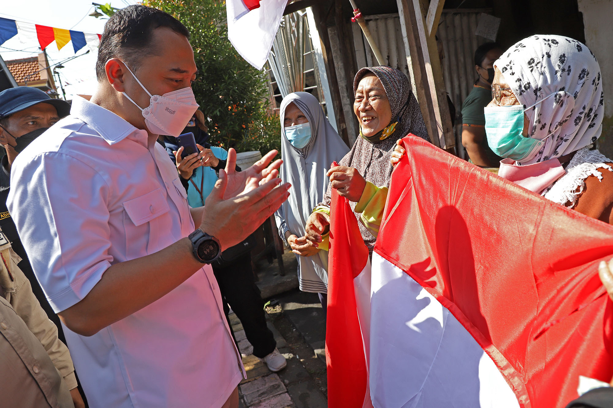  Memperingati HUT Kemerdekaan RI ke 77, Wali Kota Surabaya, Eri Cahyadi bagi - bagi bendera merah putih ke rumah warga di kawasan Kecamatan Tambaksari, Rabu (10/8/2022)
