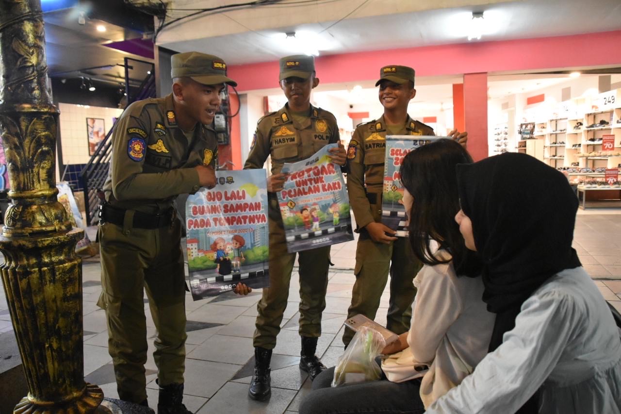 Sabtu malam (7/12/2024), Tim Sosialisasi Satpol PP Kota Surabaya turun ke kawasan Jalan Tunjungan untuk mengenalkan Peraturan Daerah (Perda) kepada masyarakat