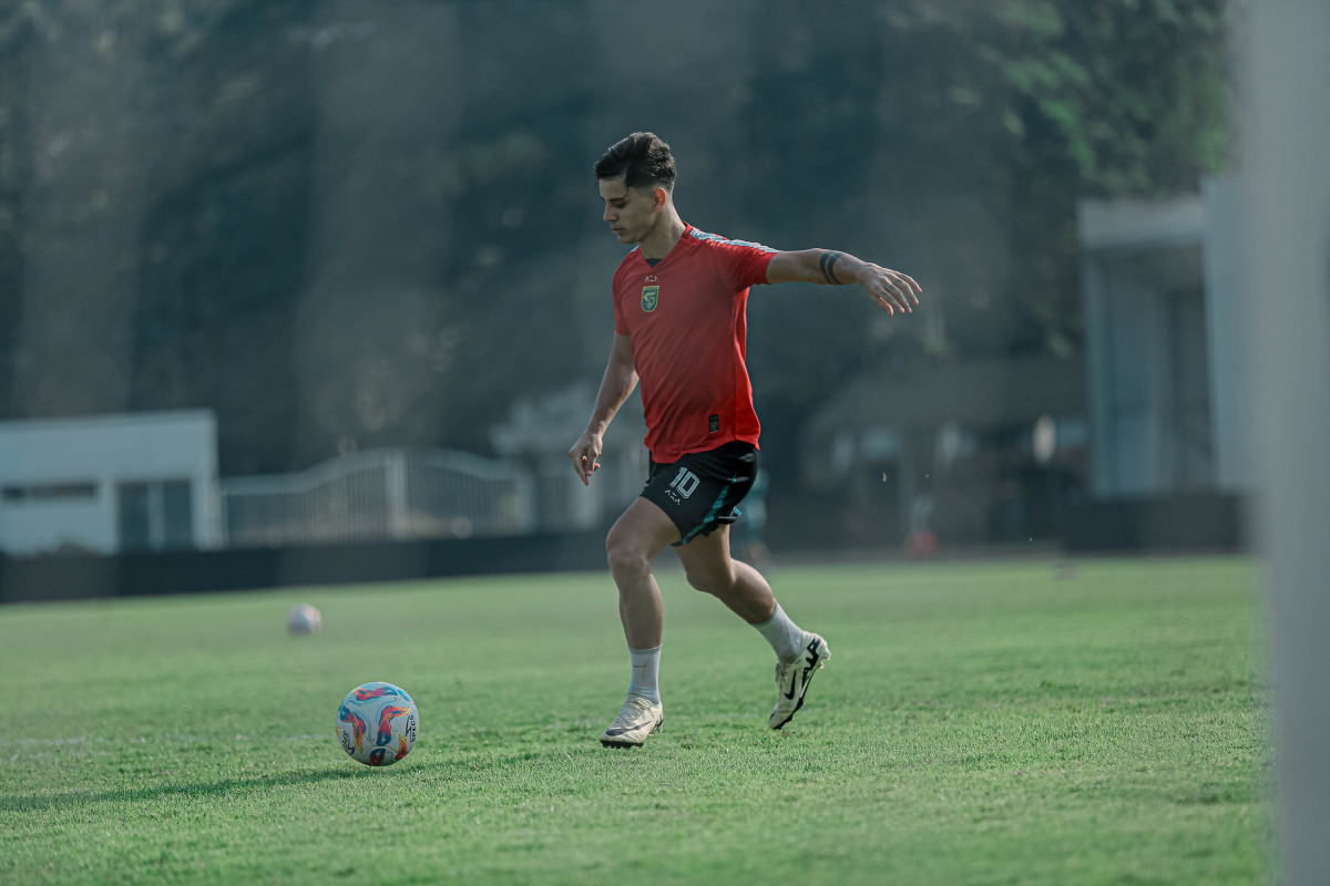 Aksi Bruno Moreira Saat Melakukan Official Training Di Stadion Madya, Jakarta. (Persebaya)