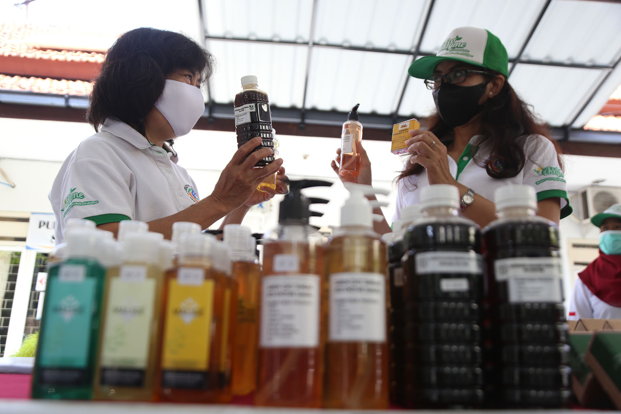 Pemkot Surabaya melalui Dinas Lingkungan Hidup  memberikan pelatihan pengolahan sampah organik melalui Eco Enzyme di Pendopo Kelurahan Kebonsari, Kecamatan Jambangan, Kota Surabaya, Selasa (29/3/2022).