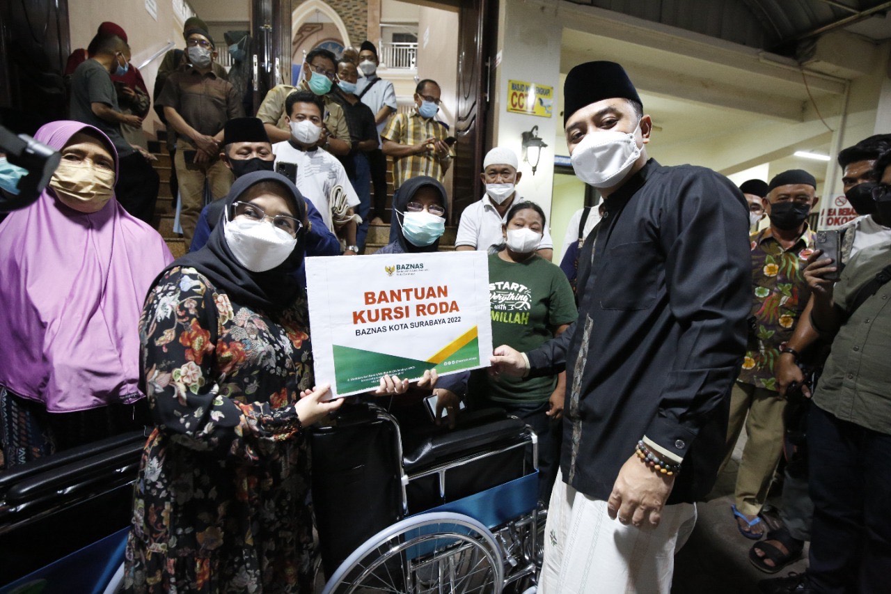 Wali Kota Eri Cahyadi bersama Badan Amil Zakat Nasional (BAZNAS) Kota Surabaya membagikan kursi roda dan paket sembako secara simbolis kepada Masyarakat Berpenghasilan Rendah (MBR) di wilayah Kecamatan Gubeng.