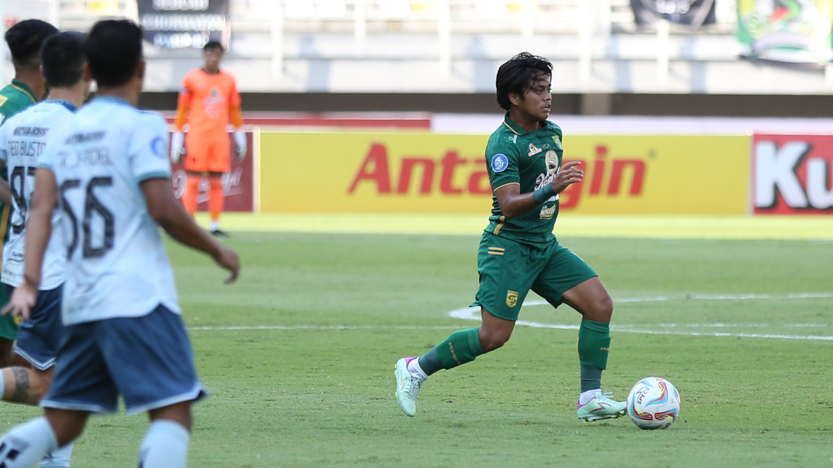 Andre Oktaviansyah mengalirkan bola dari lini tengah saat melawan Persita Tangerang. (Persebaya)