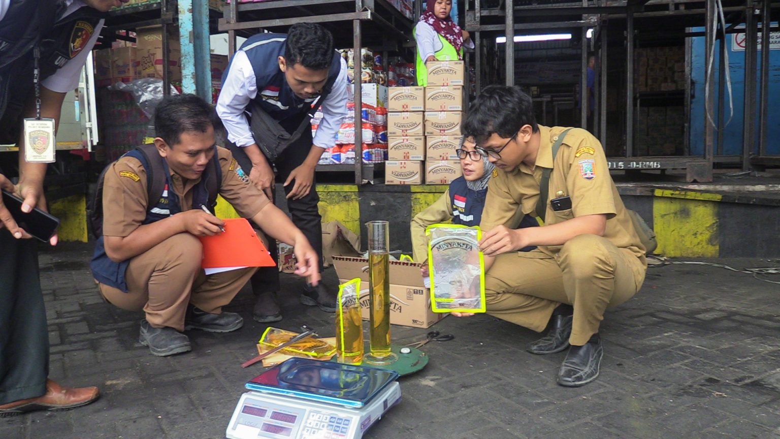 Dinas Perdagangan Koperasi dan UKM (Dindagkop dan UKM) bersama Polres Rembang menggelar inspeksi mendadak (sidak) di beberapa pengecer besar pada Senin (10/3/2025).