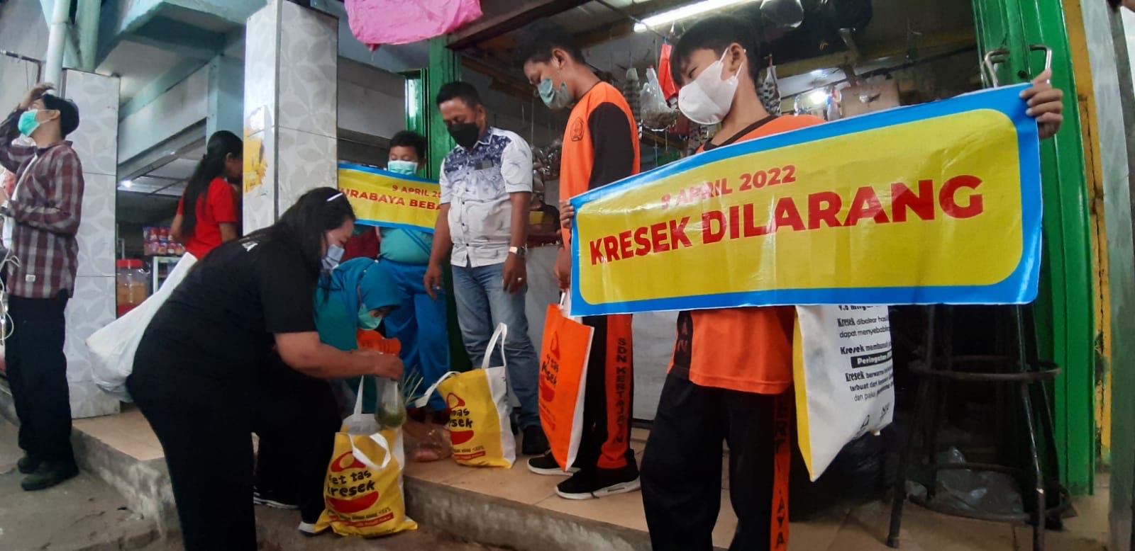 Pemkot Surabaya melalui PD Pasar Surya dan Dinas Lingkungan Hidup Kota Surabaya, serta Komunitas Nol Sampah melakukan aksi bagi-bagi kantong non-plastik yang melibatkan siswa dari SDN Kertajaya IV di Pasar Pucang Anom, Rabu (13/4/2022).