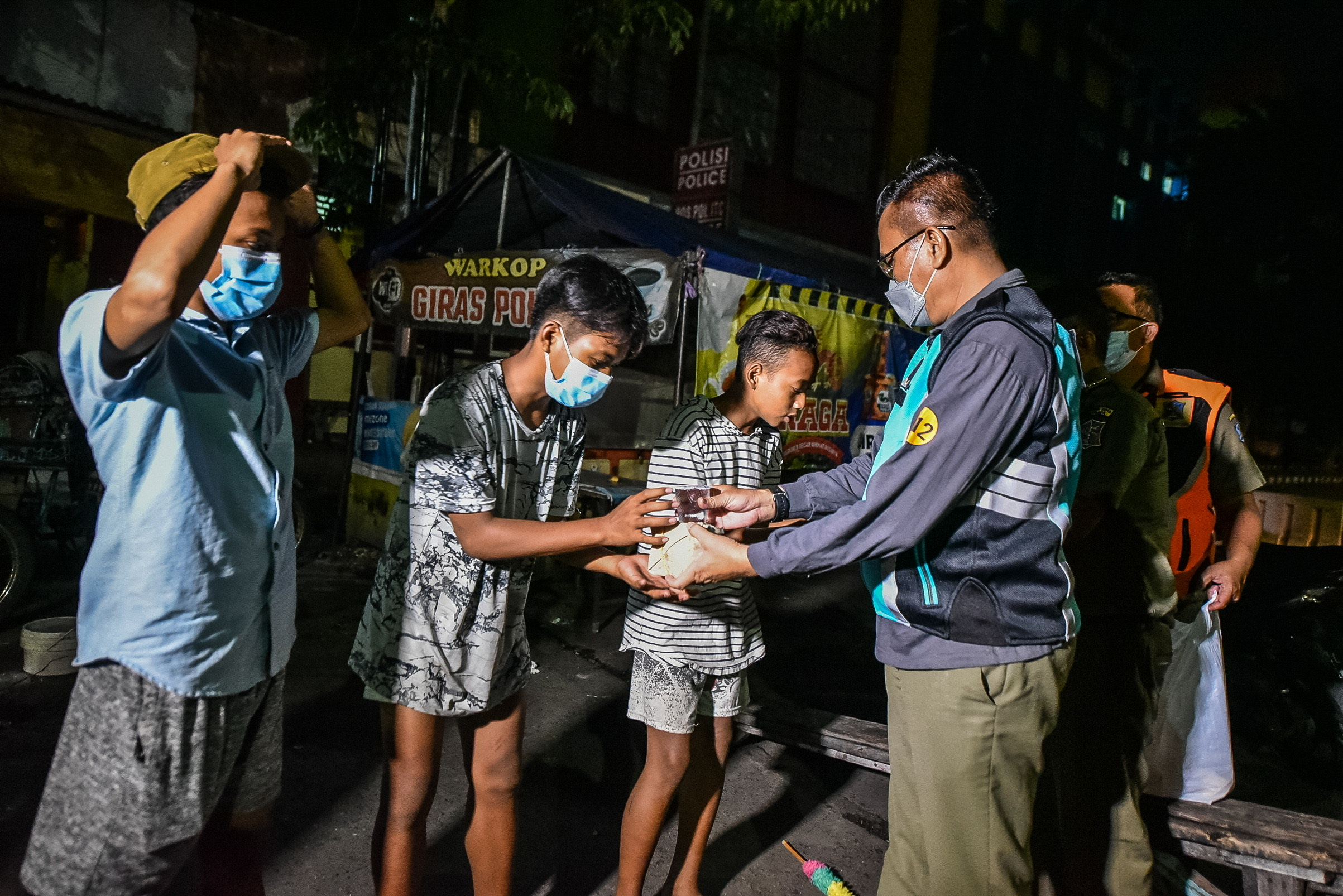 Pemkot Surabaya melalui Satuan Polisi Pamong Praja (Satpol PP) Kota Surabaya bersama TNI-Polri dan tokoh masyarakat, terus menggelar Patroli Pengawasan selama bulan Ramadan dan menjelang Hari Raya Idul Fitri 1443 Hijiriah.