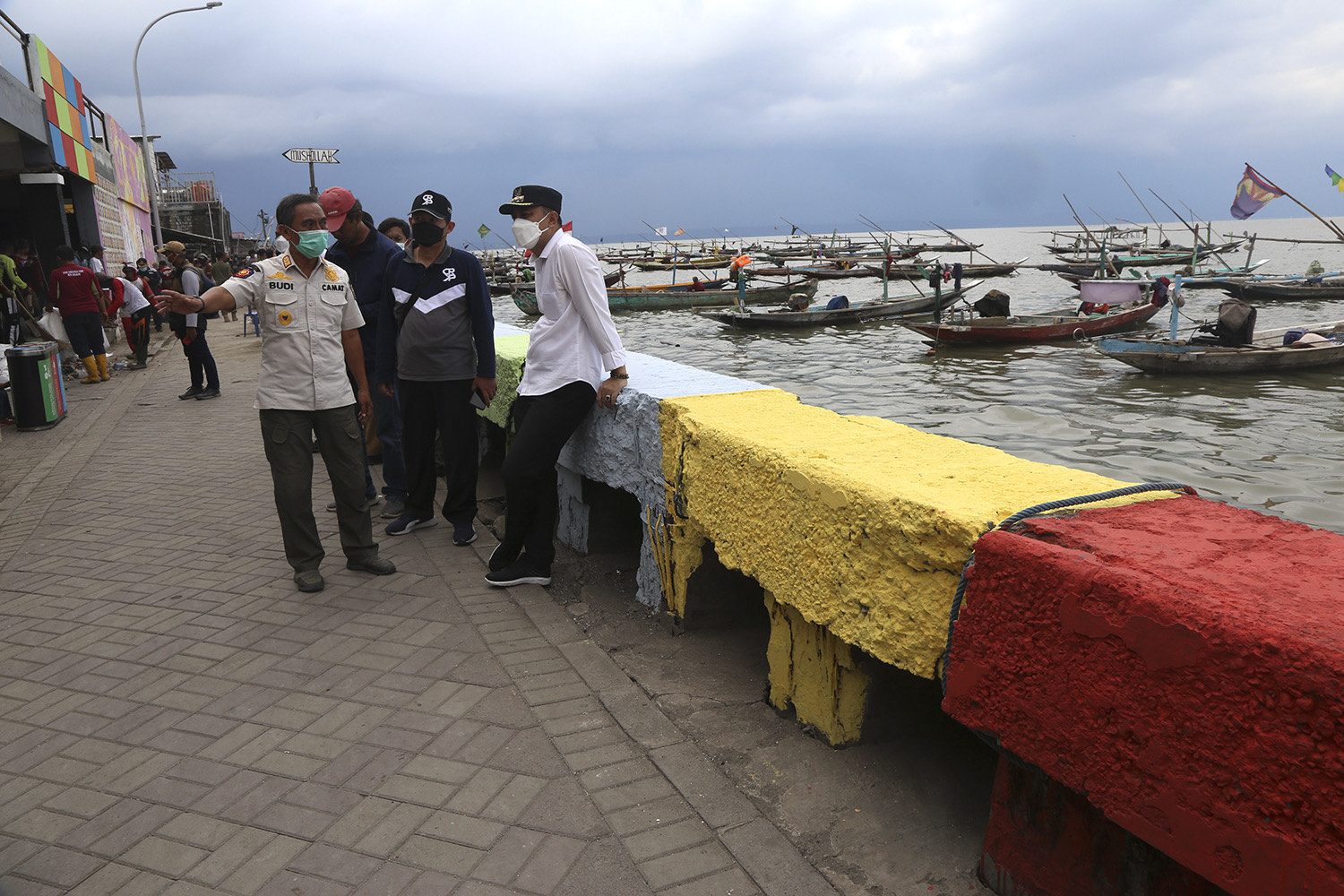 Pemerintah Kota (Pemkot) Surabaya menggelar kerja bakti di Pantai Nambangan atau sisi timur Taman Suroboyo, Kecamatan Bulak, Surabaya, Selasa (19/4/2022). 