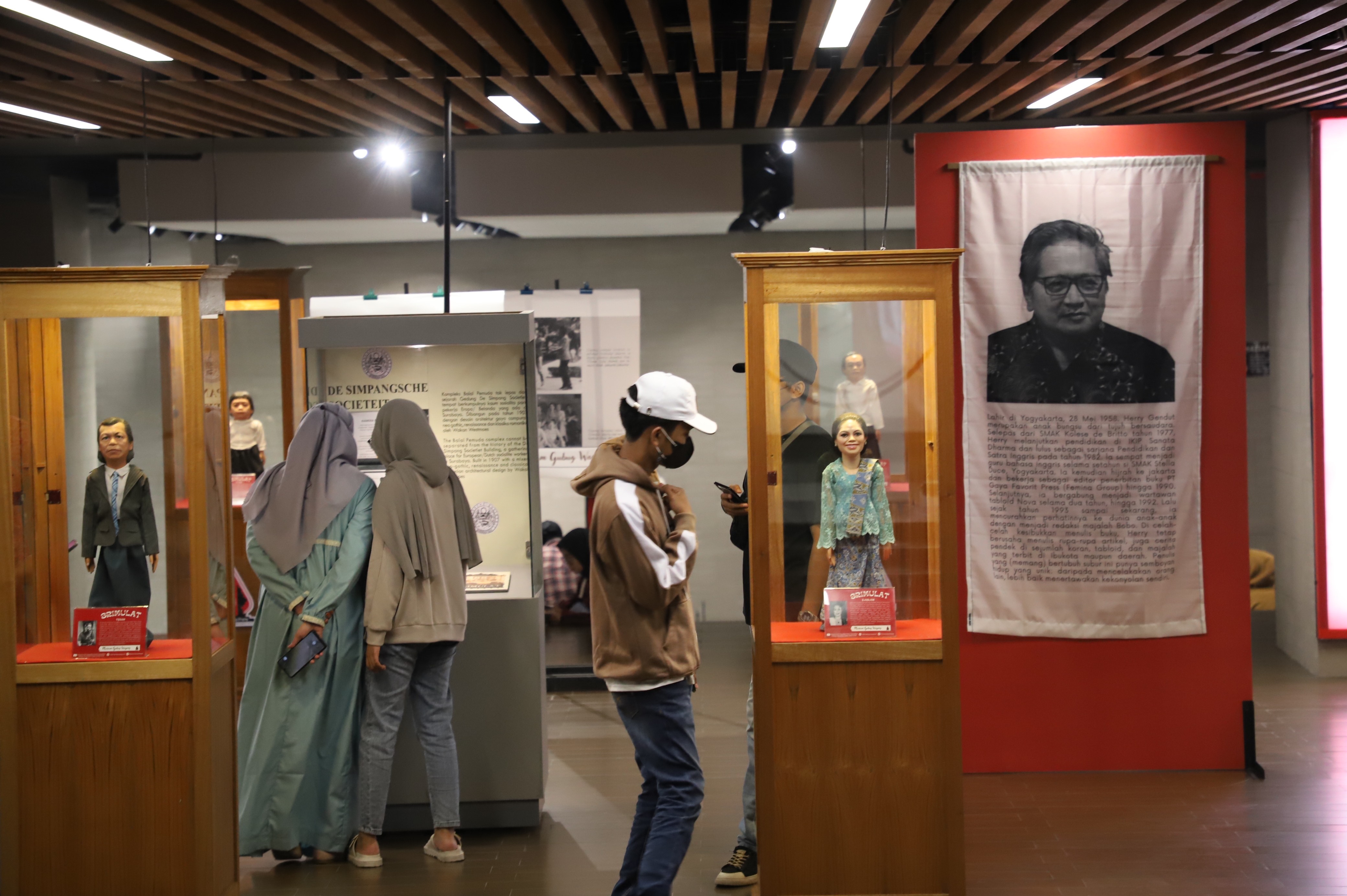 Pemkot Surabaya melalui Dinas Kebudayaan, Pemuda, Olahraga dan Pariwisata Surabaya menggelar pameran “Nostalgila Srimulat” di Basement Alun - Alun Surabaya hingga 30 September 2022 mendatang