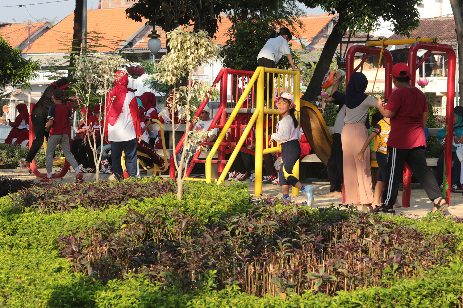 Kota Surabaya kembali menegaskan komitmennya sebagai kota ramah anak. Dua taman kota, yakni Taman Flora dan Taman Cahaya, resmi mengantongi Sertifikat Standar Nasional Indonesia (SNI) 9169:2023 