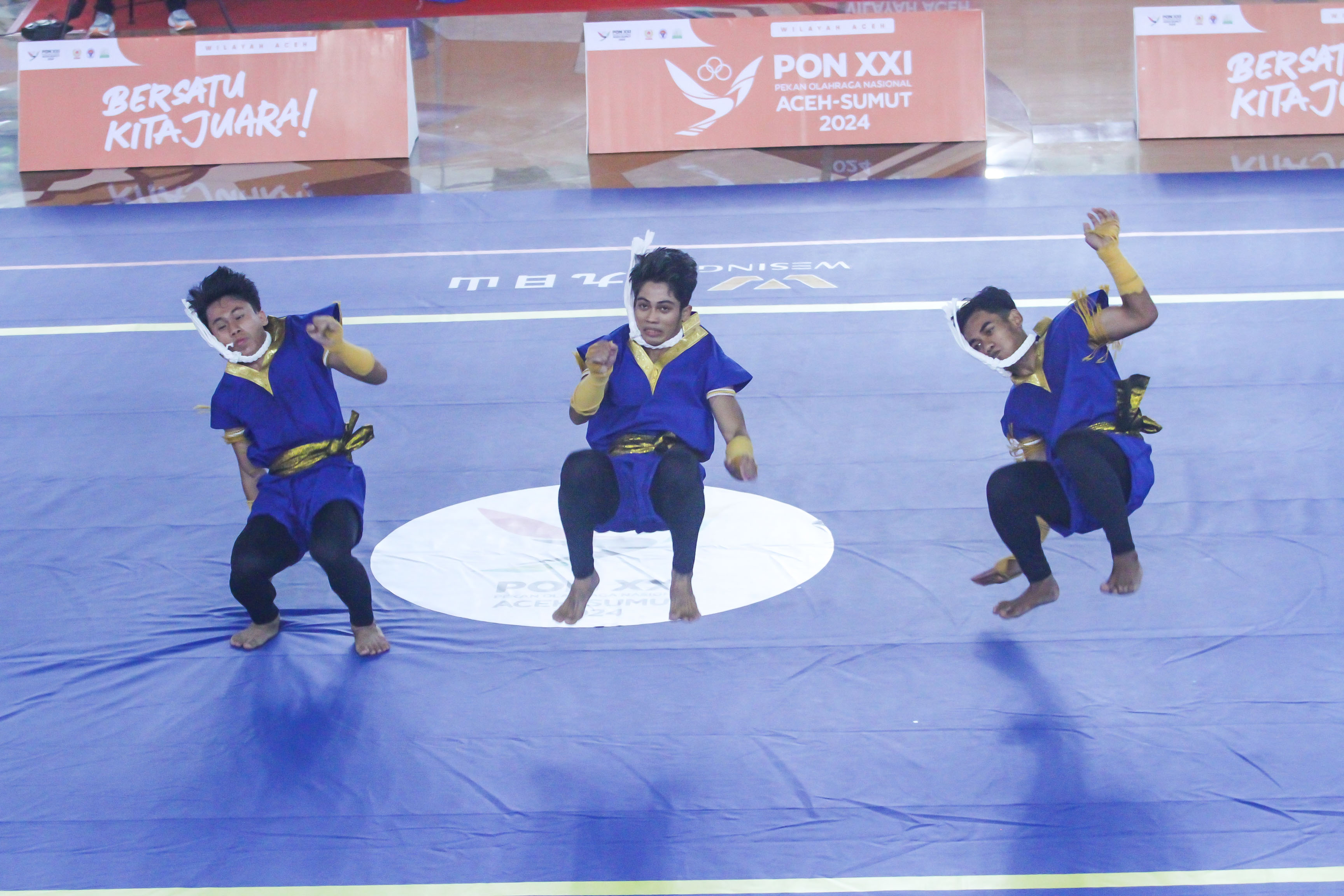 Tim Muaythai Jawa Timur tampil gemilang dalam ajang Pekan Olahraga Nasional (PON) Aceh-Sumut 2024 dengan berhasil menyabet tiga medali emas dan satu perak di nomor seni 