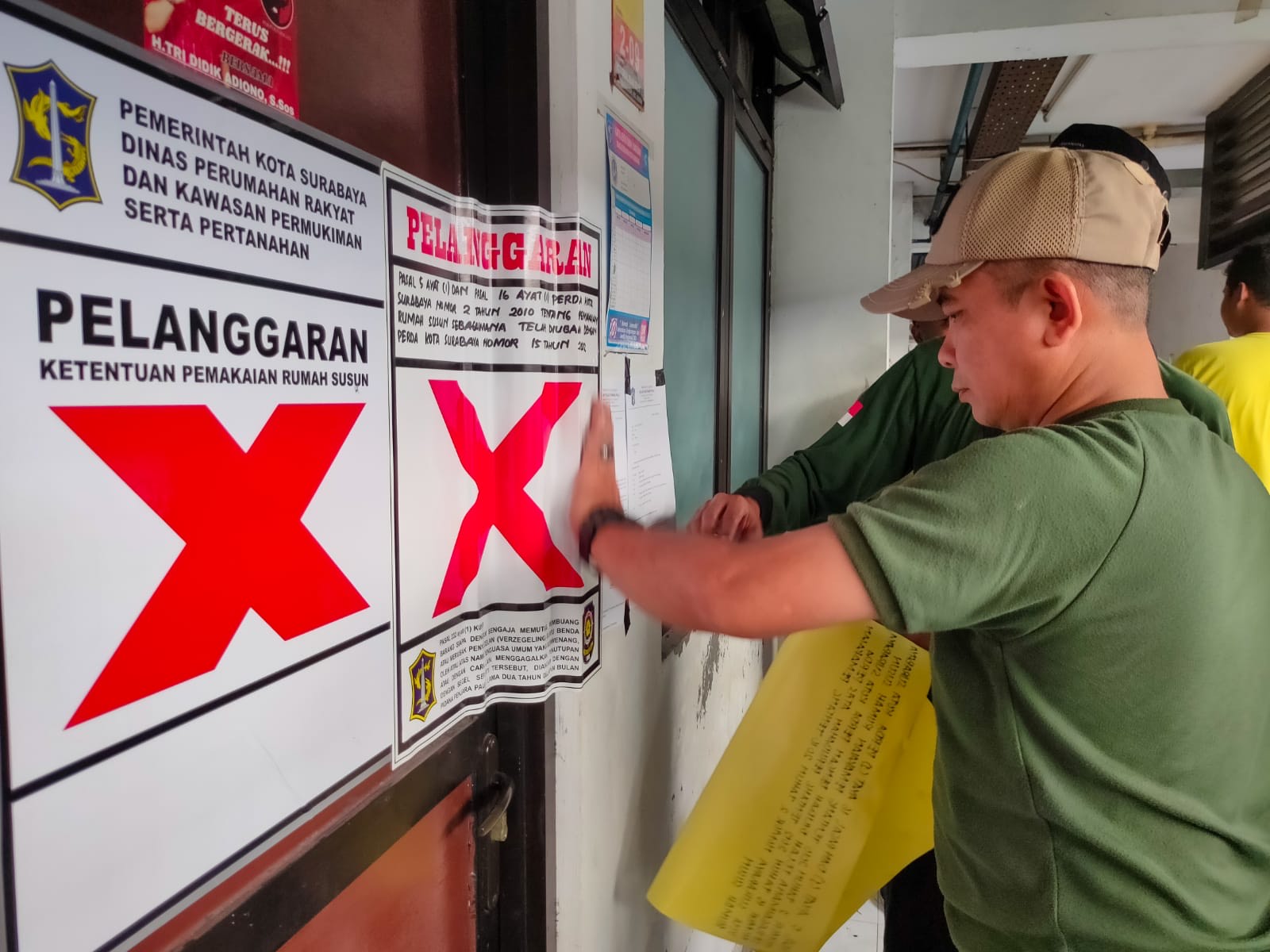 Satpol PP Kota Surabaya bersama Dinas Perumahan Rakyat dan Kawasan Permukiman serta Pertanahan (DPRKPP) menyegel 16 unit kamar di Rusunawa Romokalisari Surabaya, Senin (20/5/2024).