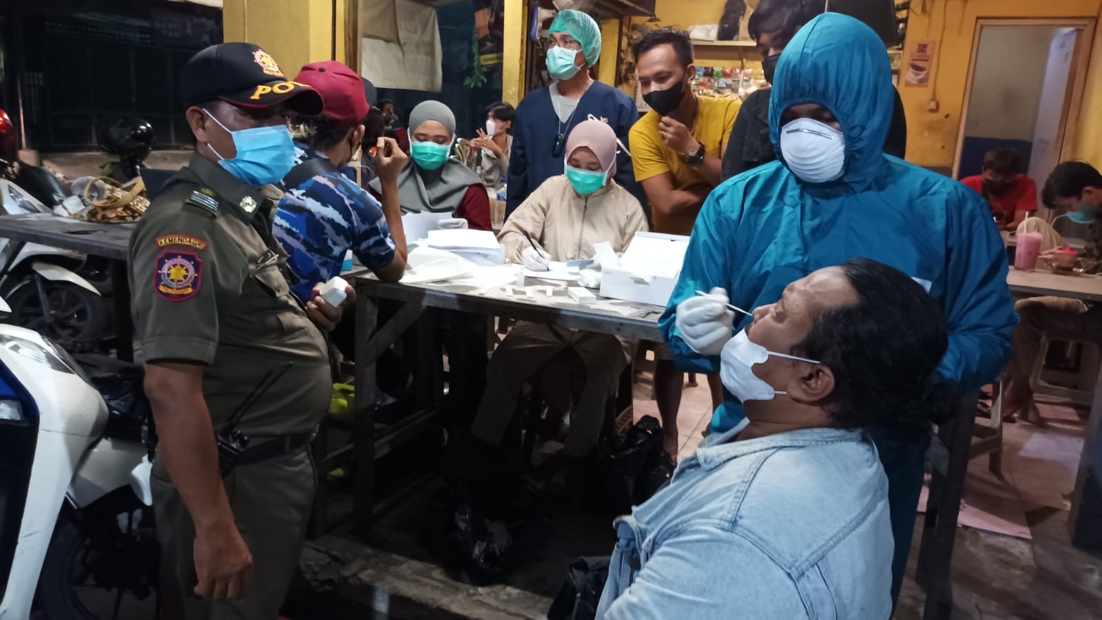 Dinkes) Kota Surabaya terus melakukan pengawasan terhadap penerapan protokol kesehatan di Kota Pahlawan.