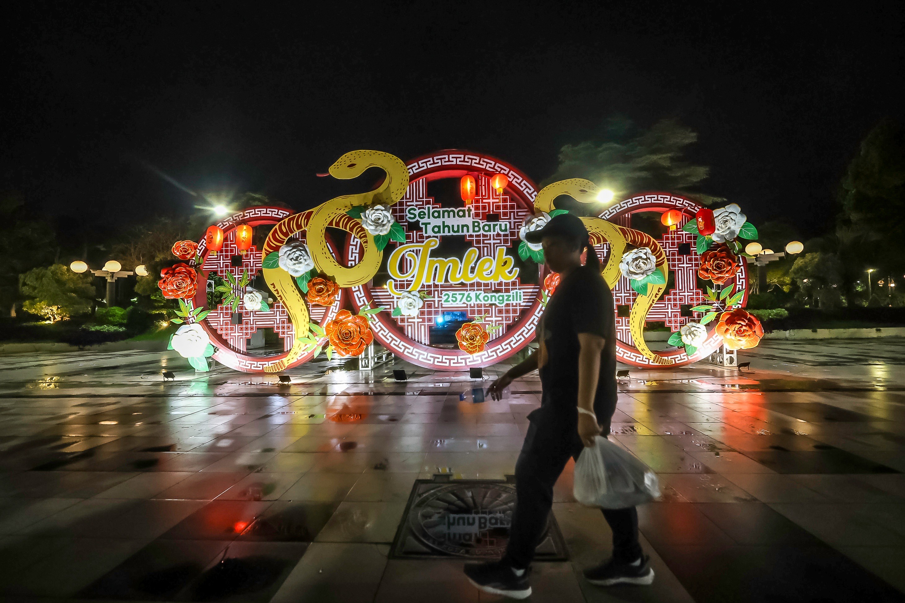 Menjelang Tahun Baru Imlek 2576 Kongzili yang jatuh pada 2025,Pemkot Surabaya melalui Dinas Lingkungan Hidup kembali mempercantik kota dengan ornamen dan dekorasi khas Imlek