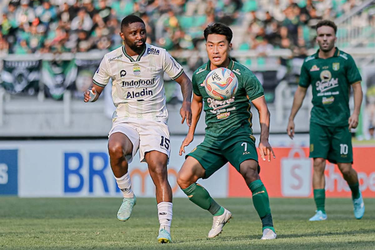 Song Ui-Young mencoba melewati penjagaan pemain Persib Bandung . (Persebaya)