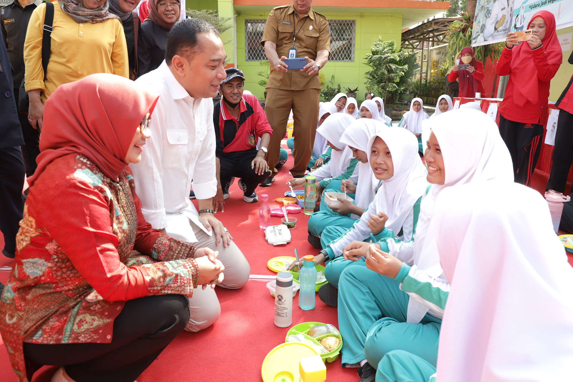 Kota Surabaya telah menyiapkan layanan Pusat Pembelajaran Keluarga (PUSPAGA) di balai RW. 