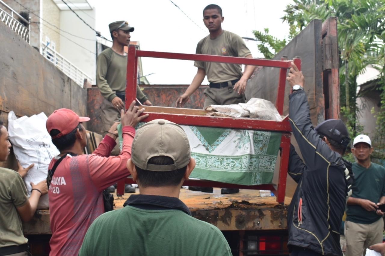 Pemkot Surabaya melakukan penertiban terhadap bangunan yang berdiri di atas lahan aset milik pemkot, Jumat (24/1/2025). 