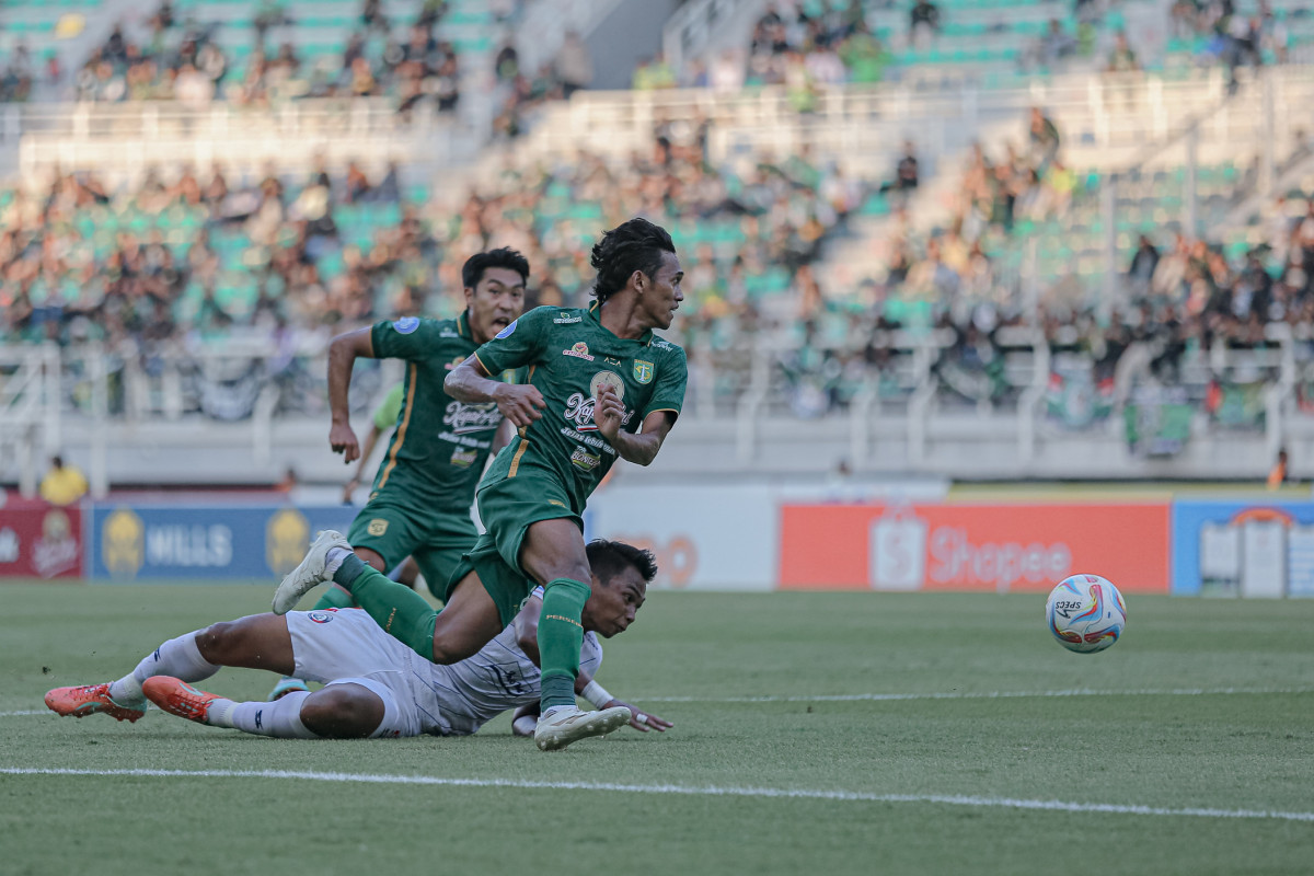 Catur Pamungkas saat melakukan akselerasi kedalam kotak penalti usai melewati pemain Arema FC (Persebaya)
