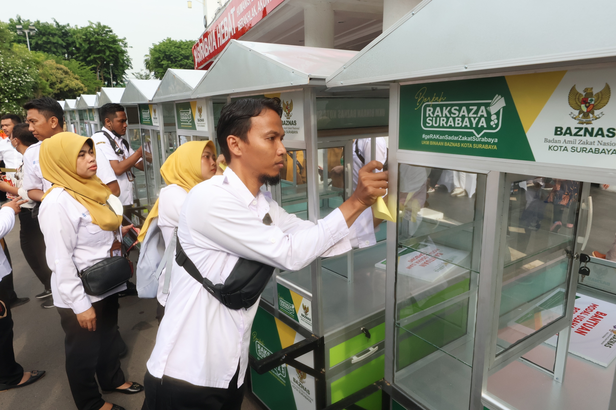 Pemkot Surabaya memberikan bantuan modal usaha, rombong, mesin jahit, hingga peralatan dan barang toko kelontong kepada 35 orang yang masuk kategori keluarga miskin