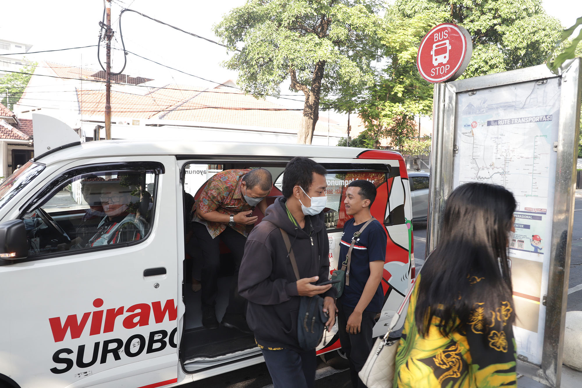 Pemerintah Kota (Pemkot) Surabaya melalui Satpol PP mengedepankan sikap humanis dalam menegakkan Peraturan Daerah (Perda)
