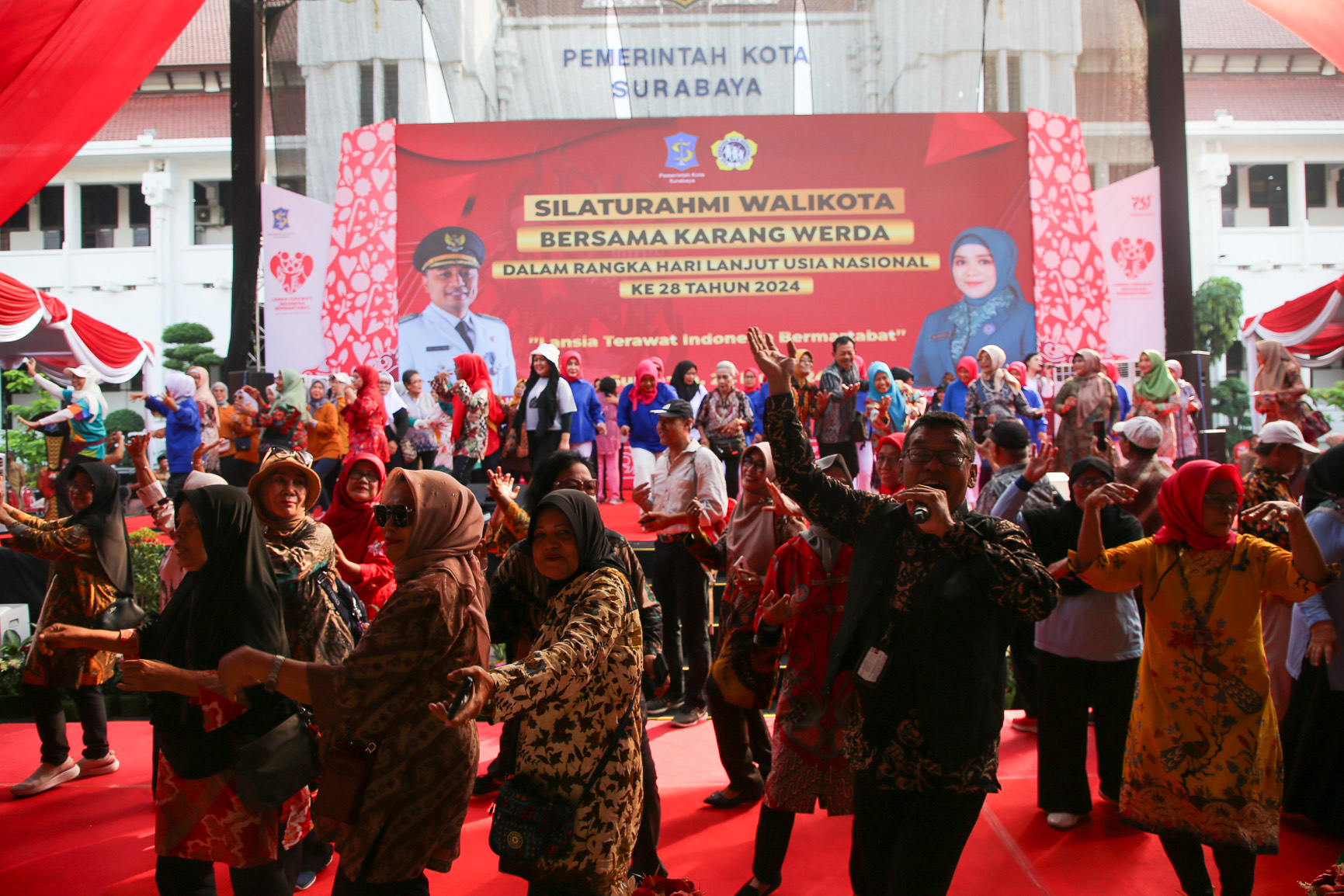 pemkot menggelar acara ‘Silaturahmi Karang Werda Hari Lanjut Usia Nasional 2024’ di Halaman Balai Kota Surabaya pada Selasa (28/5/2024).