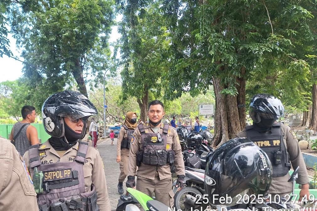 Satpol PP) semakin gencar menggelar Patroli aktivitas pengemis di beberapa kawasan makam dan masjid besar yang kerap didatangi oleh peziarah maupun jamaah selama Ramadan.