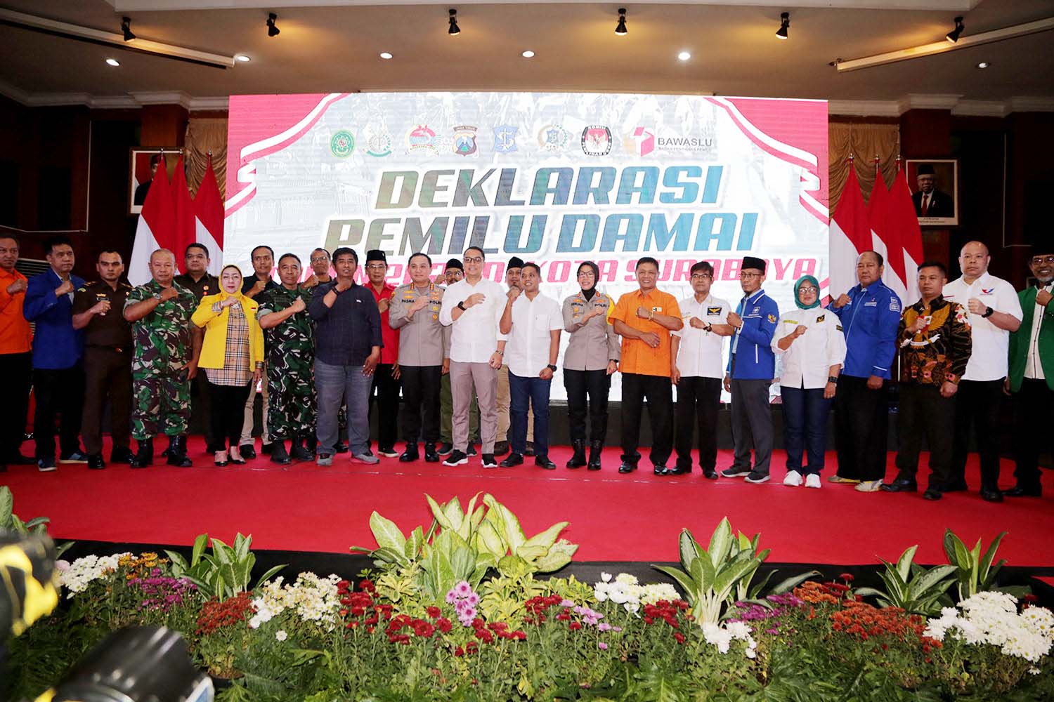 Pemkot Surabaya bersama jajaran Forkopimda Kota Surabaya dan seluruh partai politik, menggelar Rapat Koordinasi Lintas Sektoral dan Deklarasi Damai Pemilu 2024 di Graha Sawunggaling, Rabu (18/10/2023)