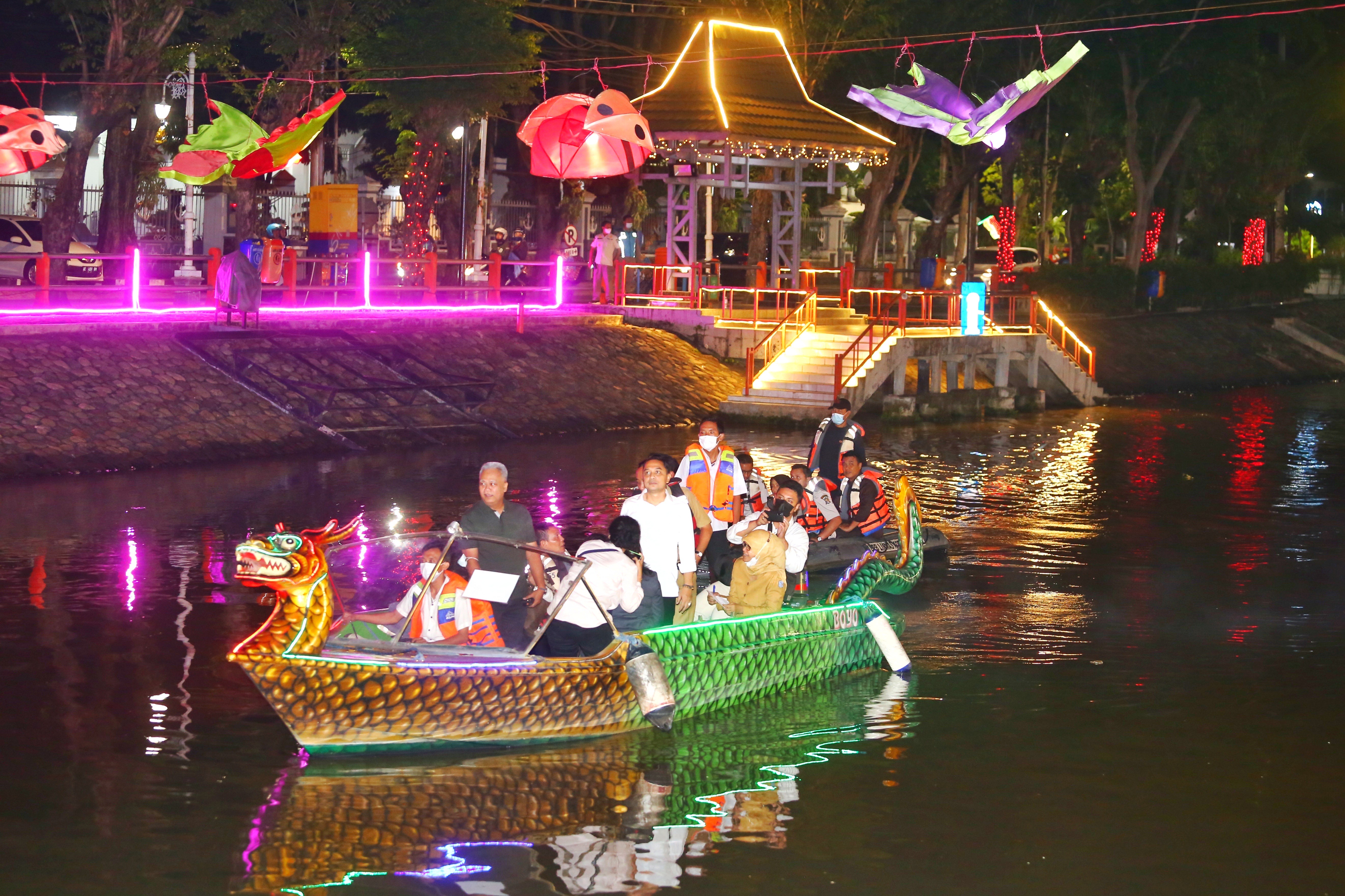 Wali Kota Surabaya Eri Cahyadi menikmati indahnya wisata malam hari di Kota Surabaya. Bernostalgia masa kecil, Wali Kota Eri Cahyadi mencoba wisata perahu air Kalimas dengan rute Monumen Kapal Selam (Monkasel)  - Taman Prestasi - Taman Ekspresi - Museum P