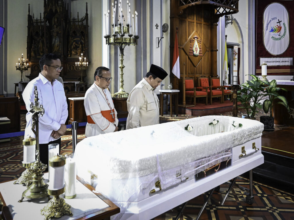 Presiden Prabowo Subianto melayat mendiang Uskup Emeritus Keuskupan Agung Kupang Mgr Petrus Turang di Katedral Jakarta, pada Jumat, 4 April 2025 (Foto: BPMI Setpres)