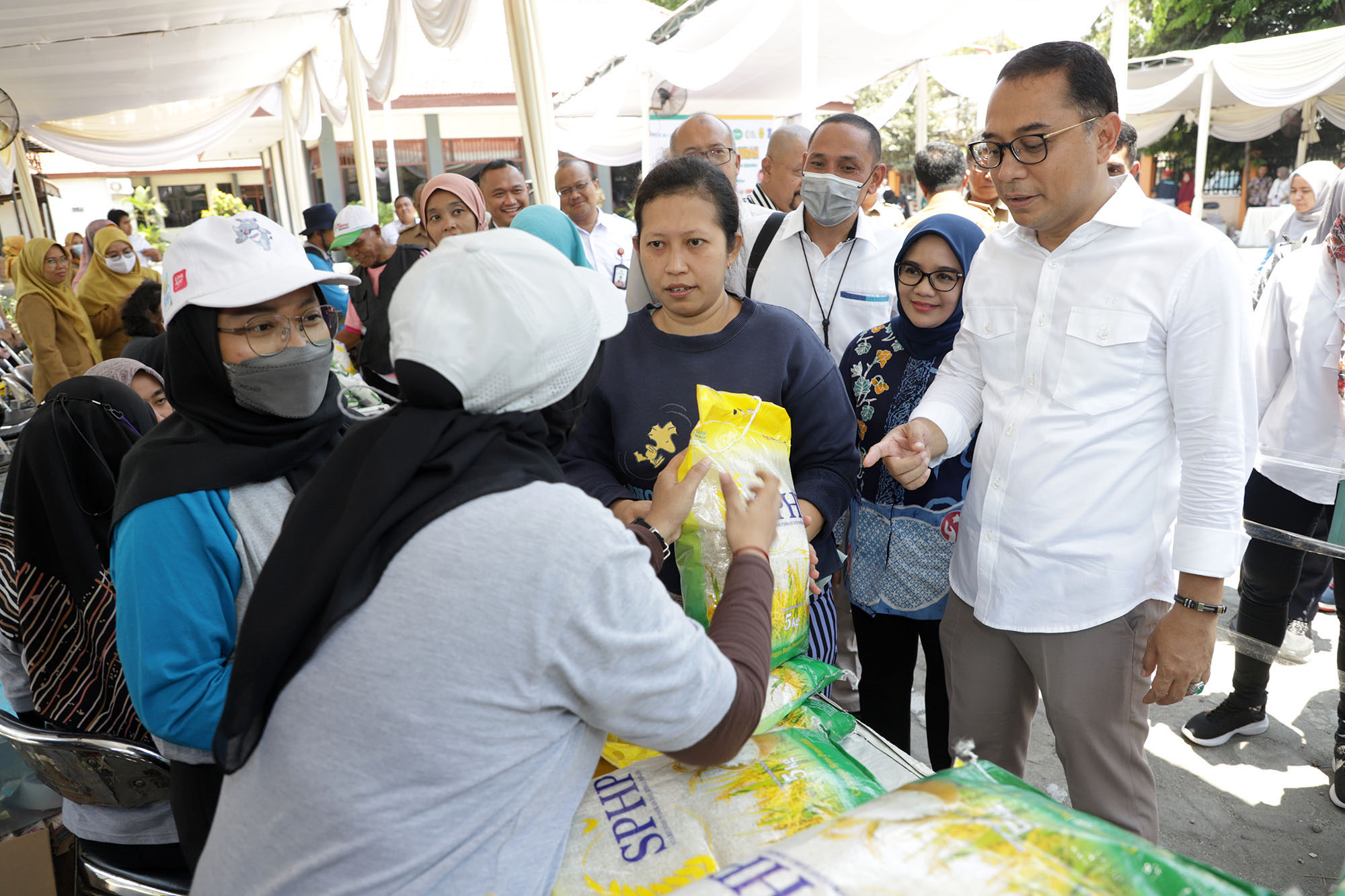 Pemerintah Kota (Pemkot) Surabaya terus berjibaku menghambat laju inflasi untuk menstabilkan harga bahan kebutuhan pokok