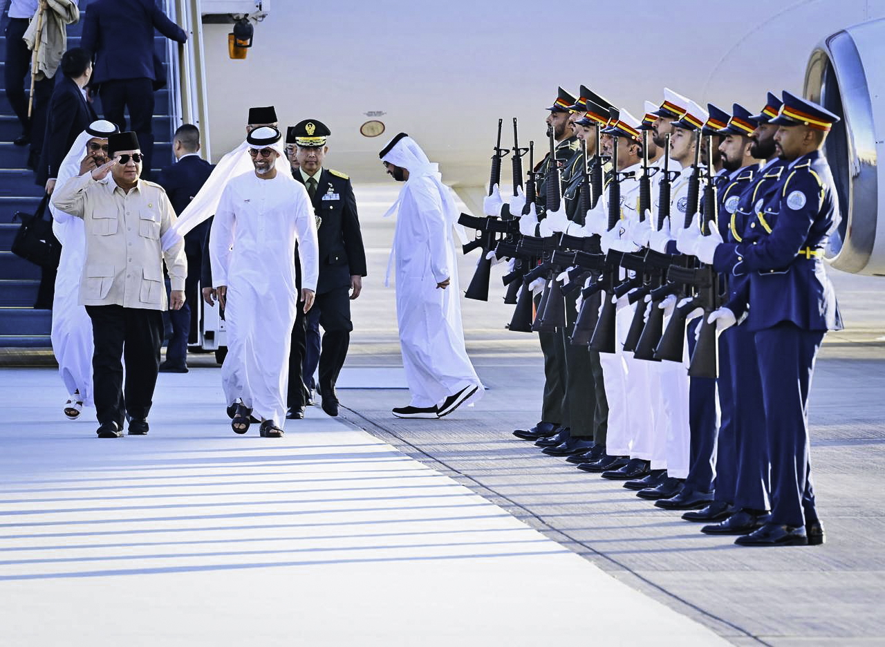 Presiden Republik Indonesia, Prabowo Subianto, tiba di Presidential Flight, Abu Dhabi, Persatuan Emirat Arab (PEA), pada Rabu, 9 April 2025, sekitar pukul 06.30 waktu setempat (WS). (Foto: BPMI Setpres)
