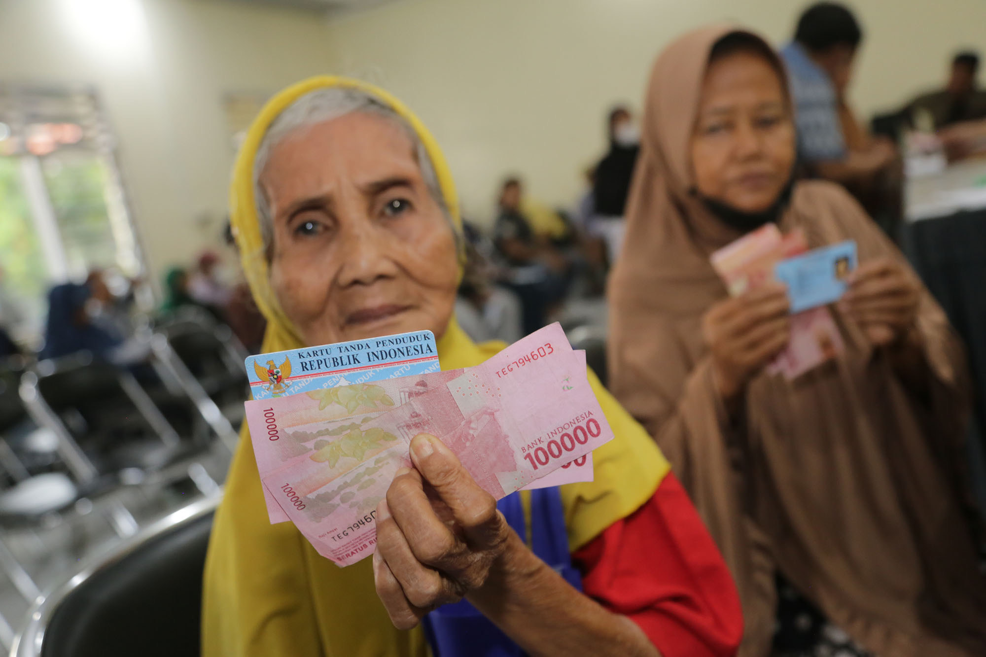 Untuk tahap pertama, BLT permakanan disalurkan kepada 109 warga di wilayah Kecamatan Pabean Cantian, Kota Surabaya, Kamis (4/1/2024).