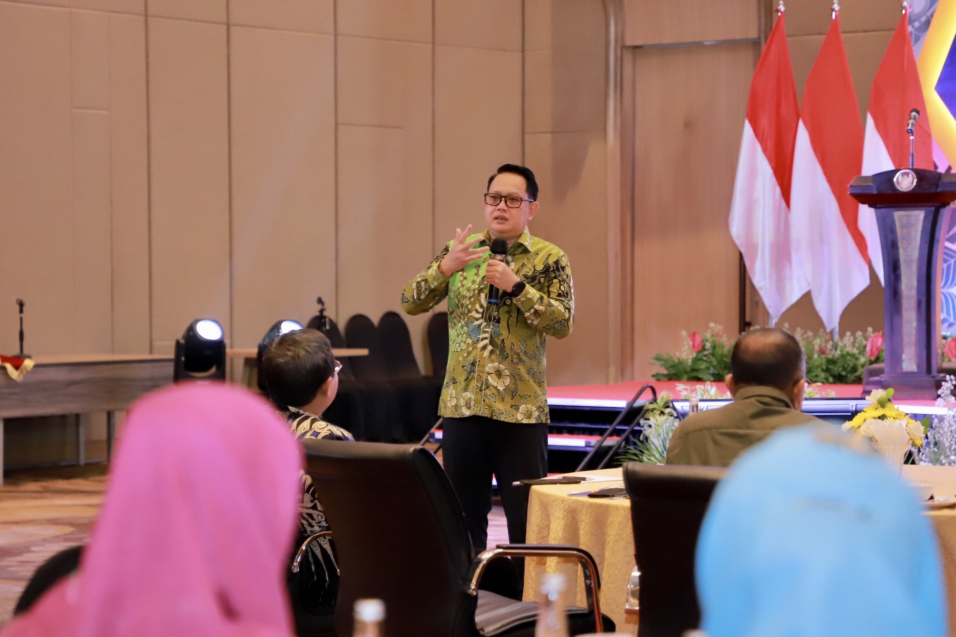 Sekda Prov. Jawa Timur Adhy Karyono saat menutup kegiatan Refreshment Manajemen Pemerintahan Tahun 2023 di lingkungan Provinsi Jawa Timur yang dilaksanakan di Grand Mercure Hotel Malang, Jumat (13/1).