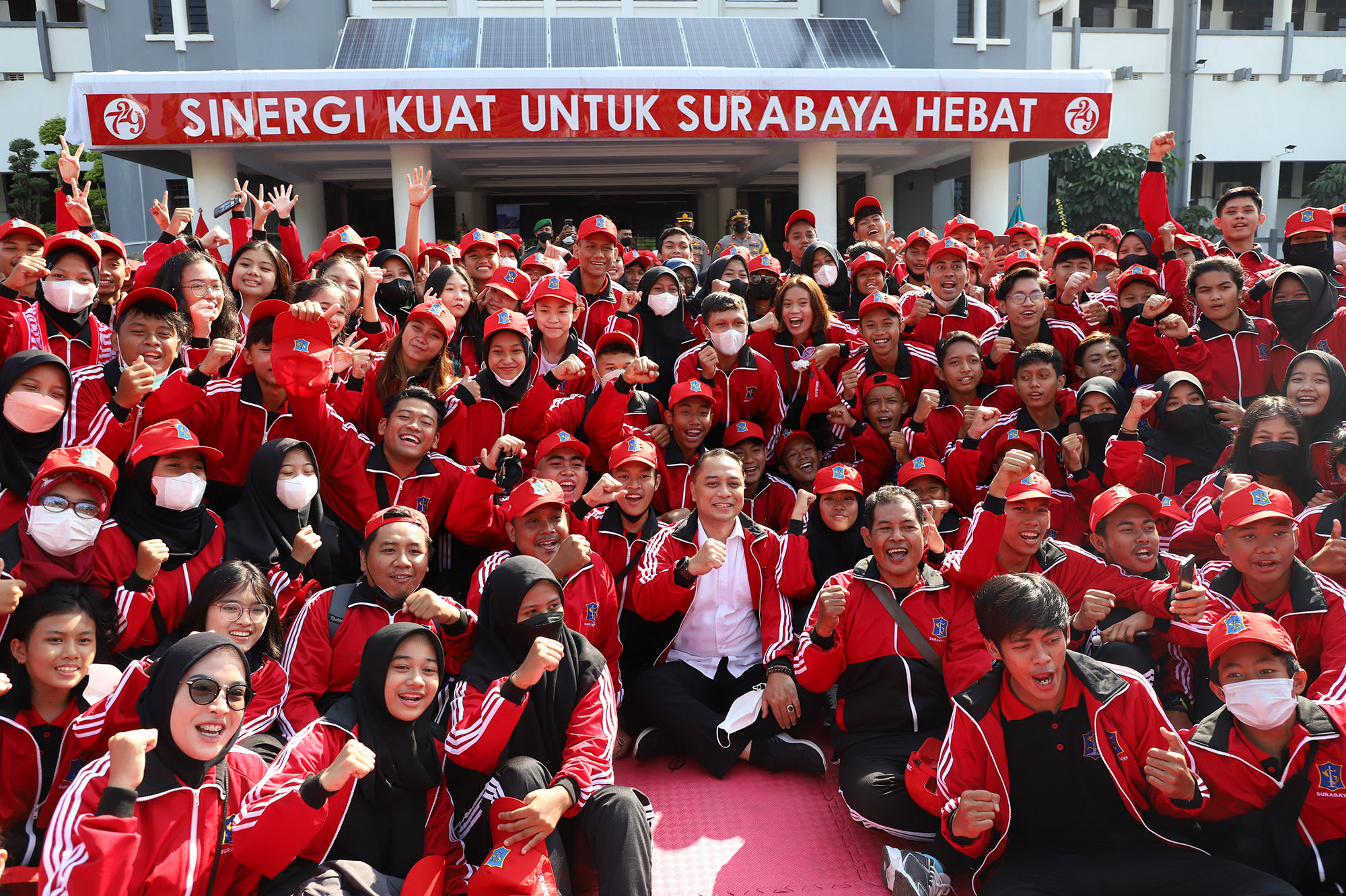 Wali Kota Surabaya Eri Cahyadi melepas sebanyak 794 atlet yang mengikuti Pekan Olahraga Pemerintah Provinsi (Porprov) Jawa Timur VII Tahun 2022, di Halaman Balai Kota Surabaya, Rabu (22/6/2022). 