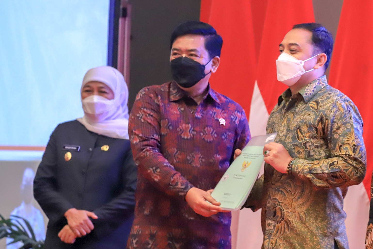 Wali Kota Eri Cahyadi saat menerima 176 sertifikat aset atas nama Pemkot Surabaya, yang diberikan langsung oleh Menteri ATR/BPN Hadi Tjahjanto didampingi Gubernur Jawa Timur Khofifah Indar Parawansa.