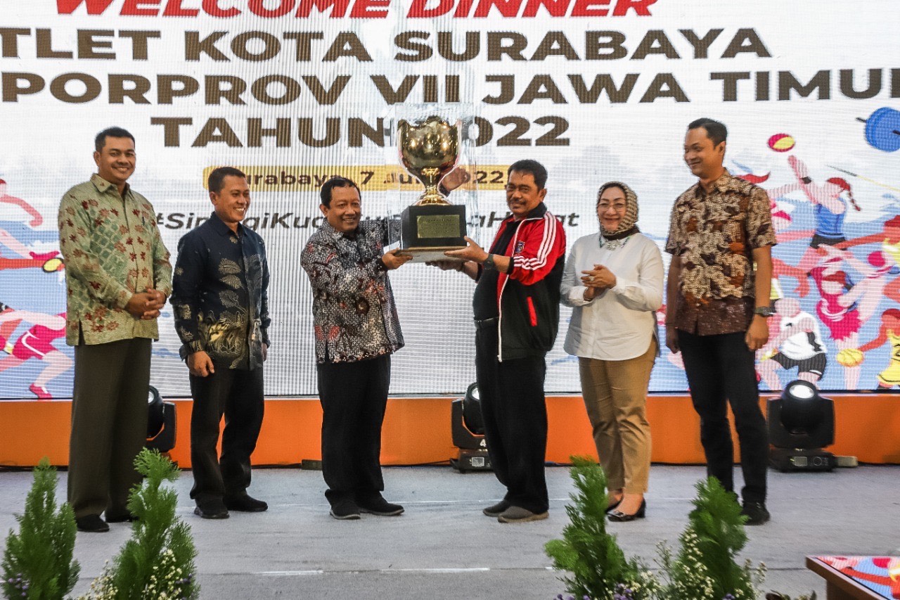 Pemkot Surabaya bersama KONI Kota Surabaya menyambut atlet Kontingen Kota Surabaya, yang telah berlaga dalam ajang PorprovVII Jatim 2022 di Halaman Balai Kota Surabaya. 