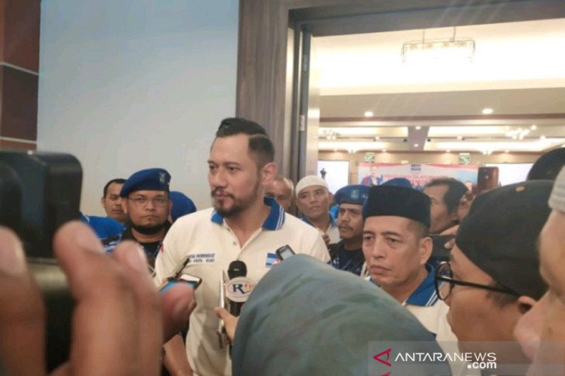 Dokumentasi Ketua DPD Partai Demokrat, Asri Auzar (berpeci), saat bersama AHY di Pekanbaru beberapa waktu lalu. ANTARA/Diana Syafni

