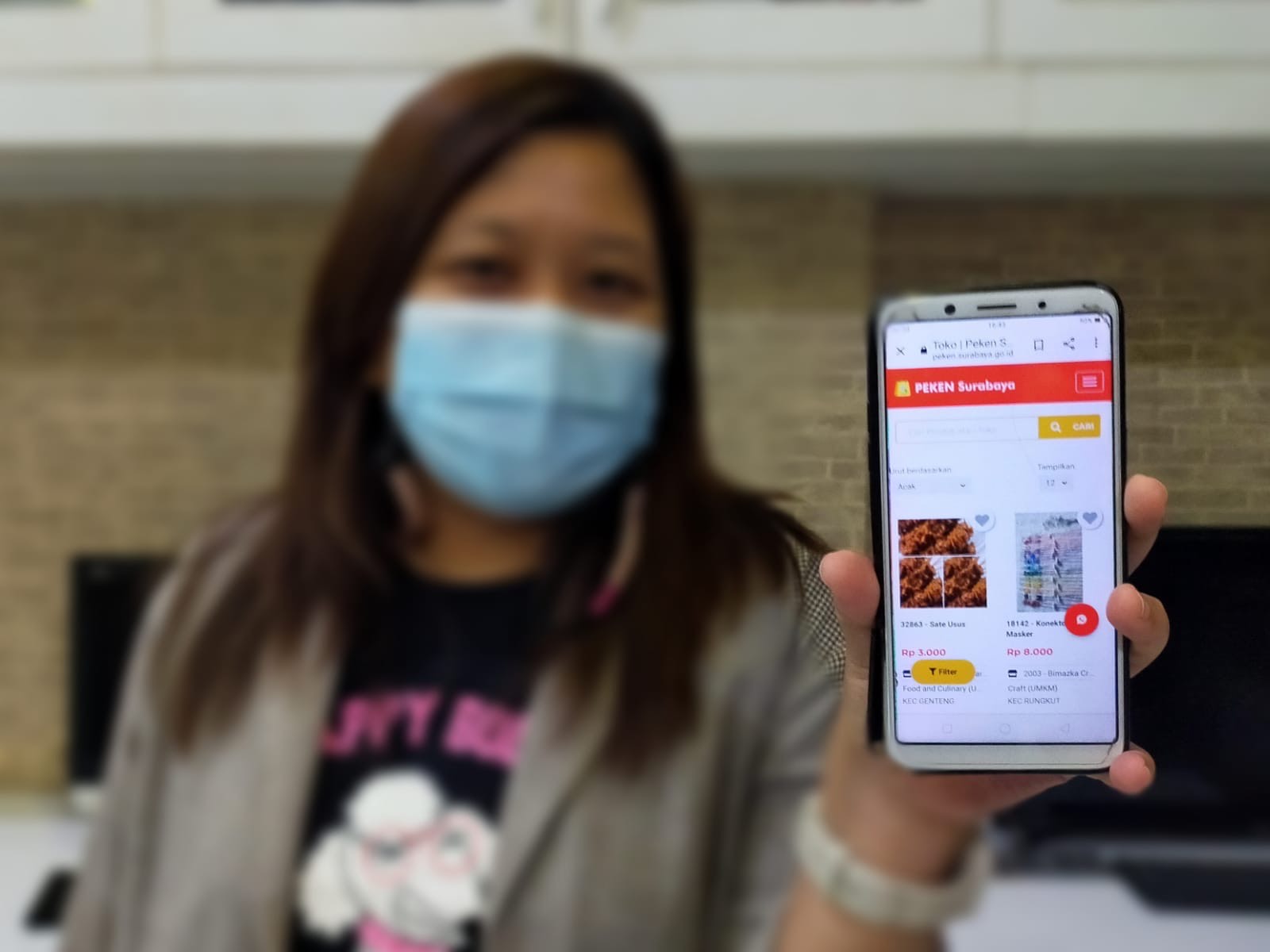 melalui situs belanja online milik pemkot E-Peken Surabaya, para pelaku usaha bisa mendapatkan omzet rata–rata Rp 50 juta per bulan.