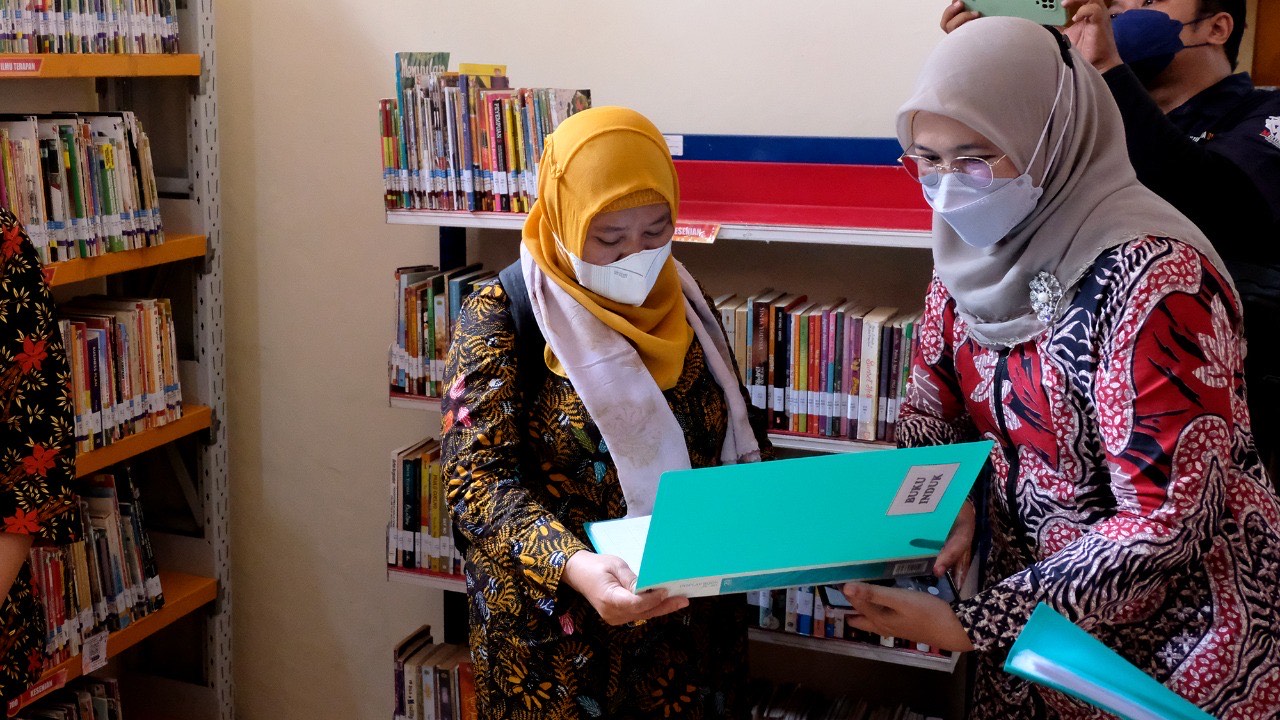 Segenap perwakilan dari jajaran Dinas Perpustakaan dan Kearsipan Jatim dan tim juri melakukan visitasi dan menilik fasilitas serta program di perpustakaan pintar Kelurahan Jambangan, Sabtu (6/8/2022).