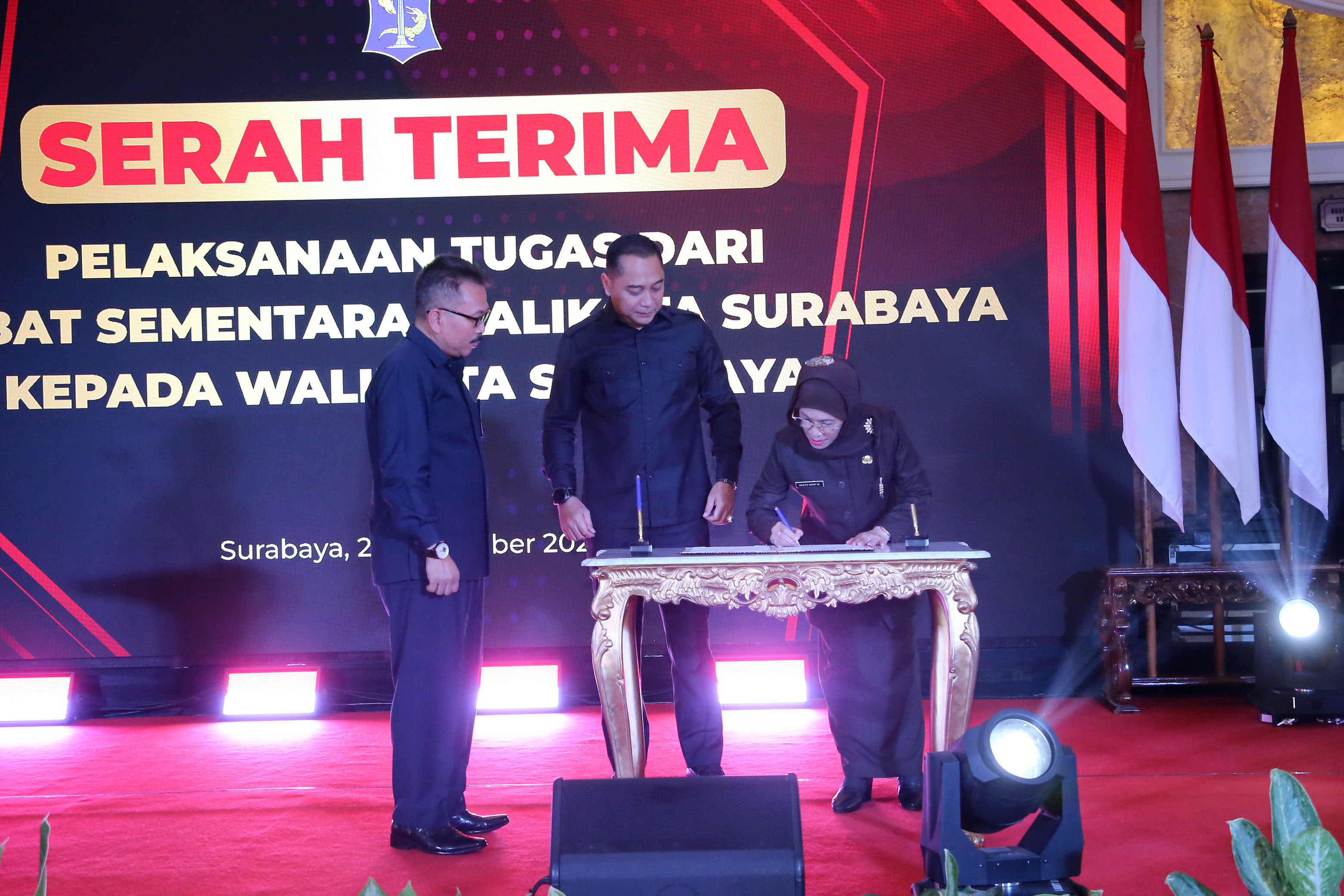 Restu Novi menyerahkan pelaksanaan tugas kepada Wali Kota Eri Cahyadi, yang kembali bertugas usai menjalani masa cuti kampanye.