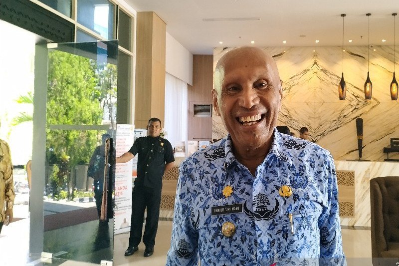 Ketum Persipura yang juga Walikota Jayapura Benhur Tomi Mano. (ANTARA/Evarukdijati)