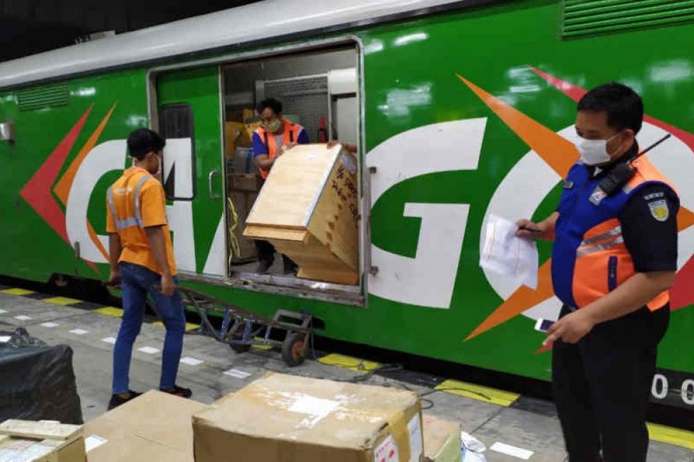TIDAK ADA MUDIK: Petugas saat menaikkan barang di Rail Express. Tiga stasiun Daop 3 Cirebon melayani pengiriman barang. ANTARA/HO-Humas KAI Cirebon
