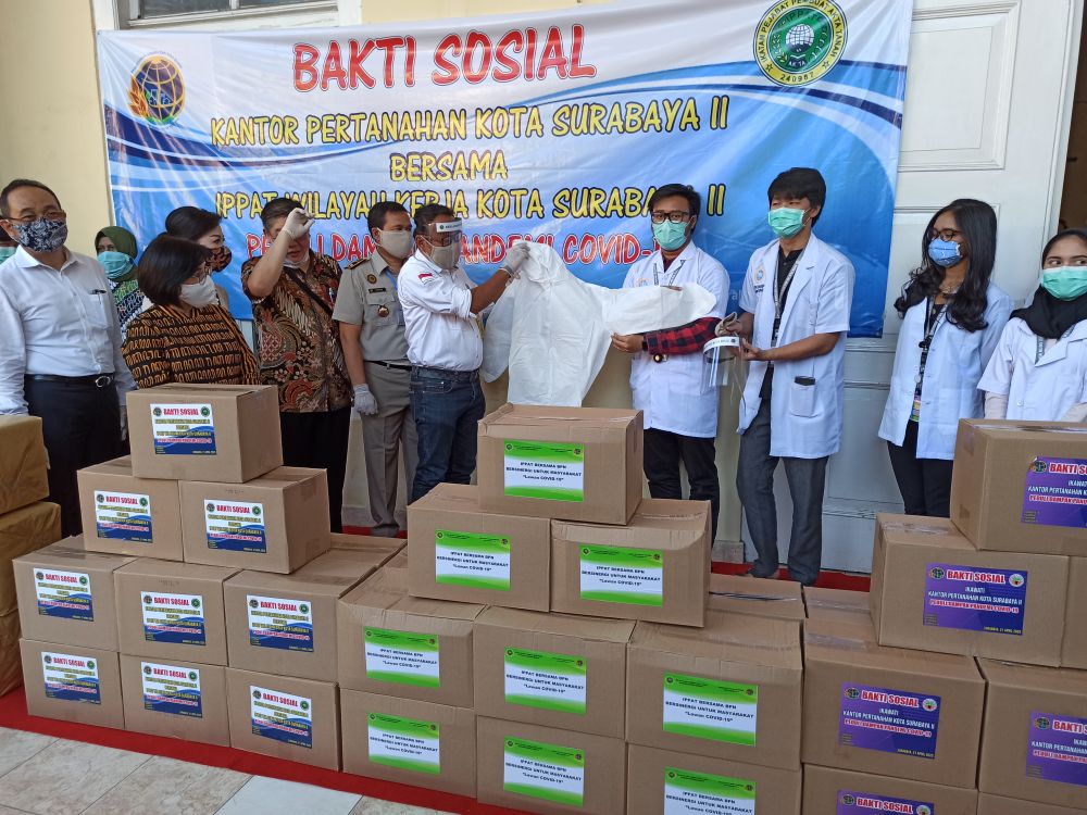 BPN Surabaya bagi APD dan sembako (Foto: HMP/Jemmi)